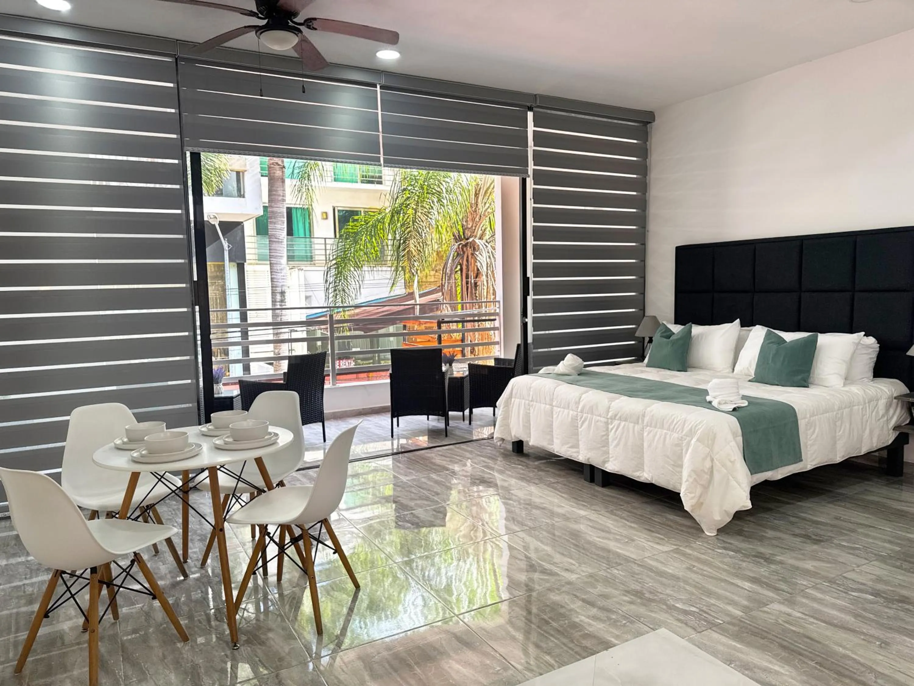 Photo of the whole room, Bed in SILVERSANDS Hotel Boutique - 5Th Ave