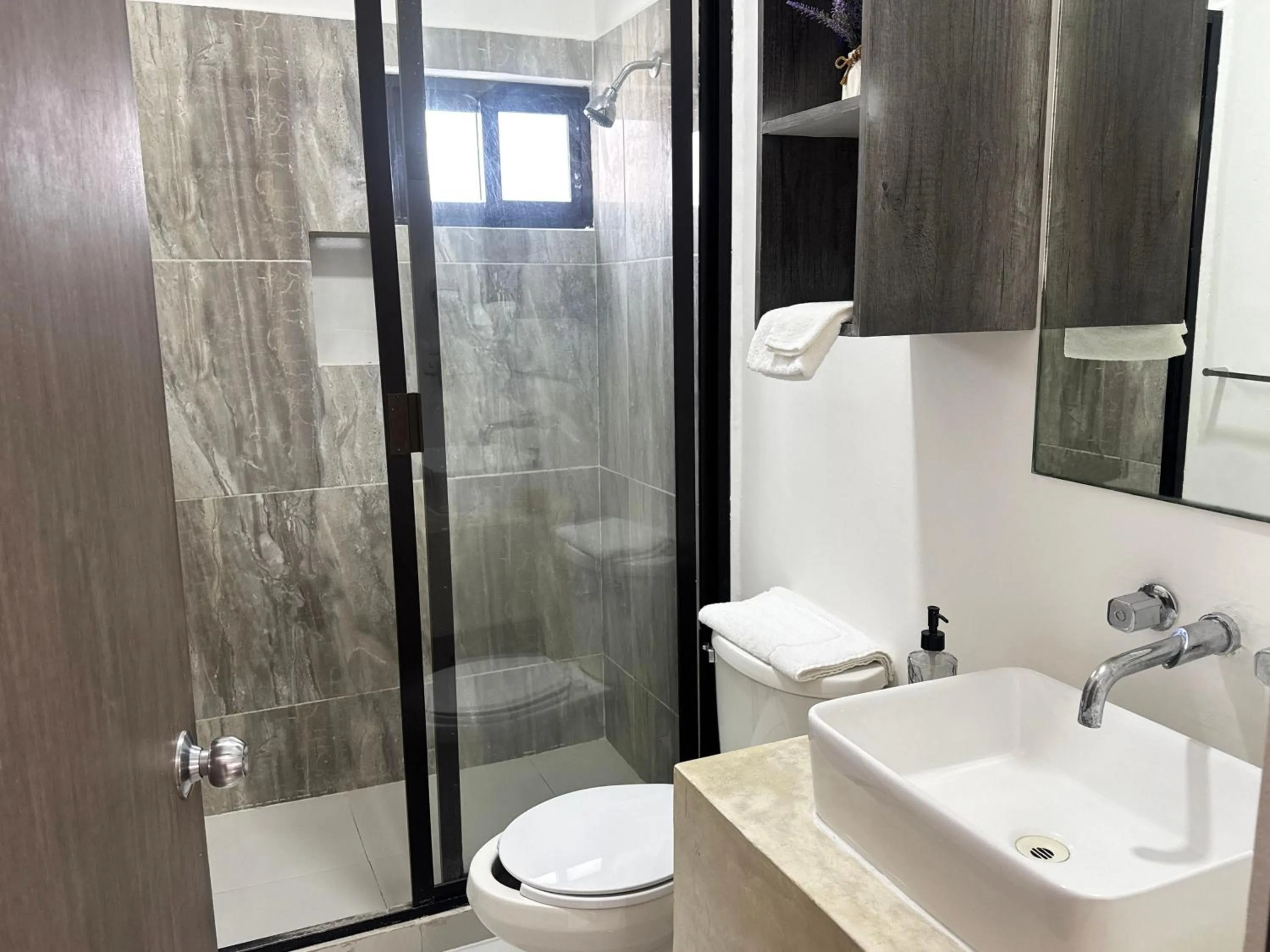 Shower in SILVERSANDS Hotel Boutique - 5Th Ave