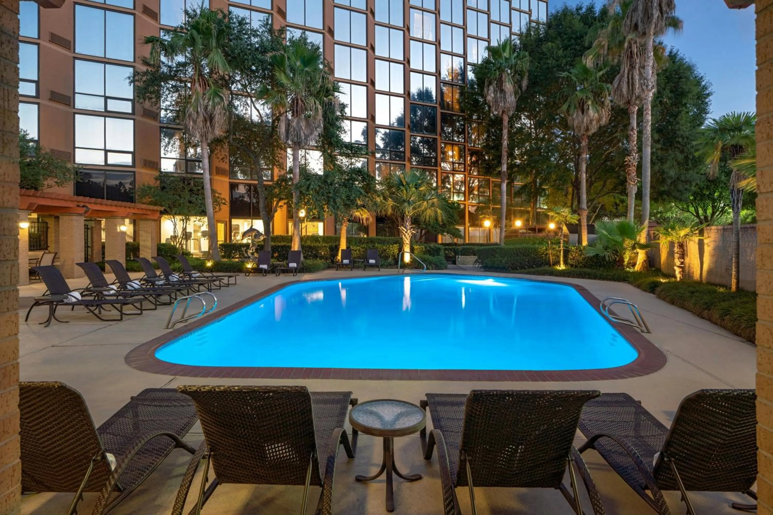 Swimming pool in Sheraton Houston Brookhollow Hotel