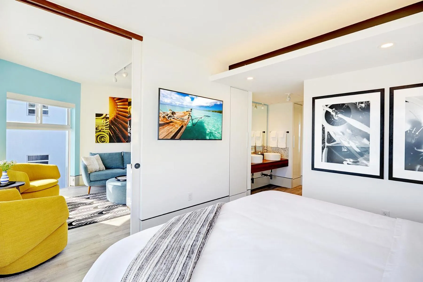 Living room, Bed in Ocean Treasure Beachside Suites
