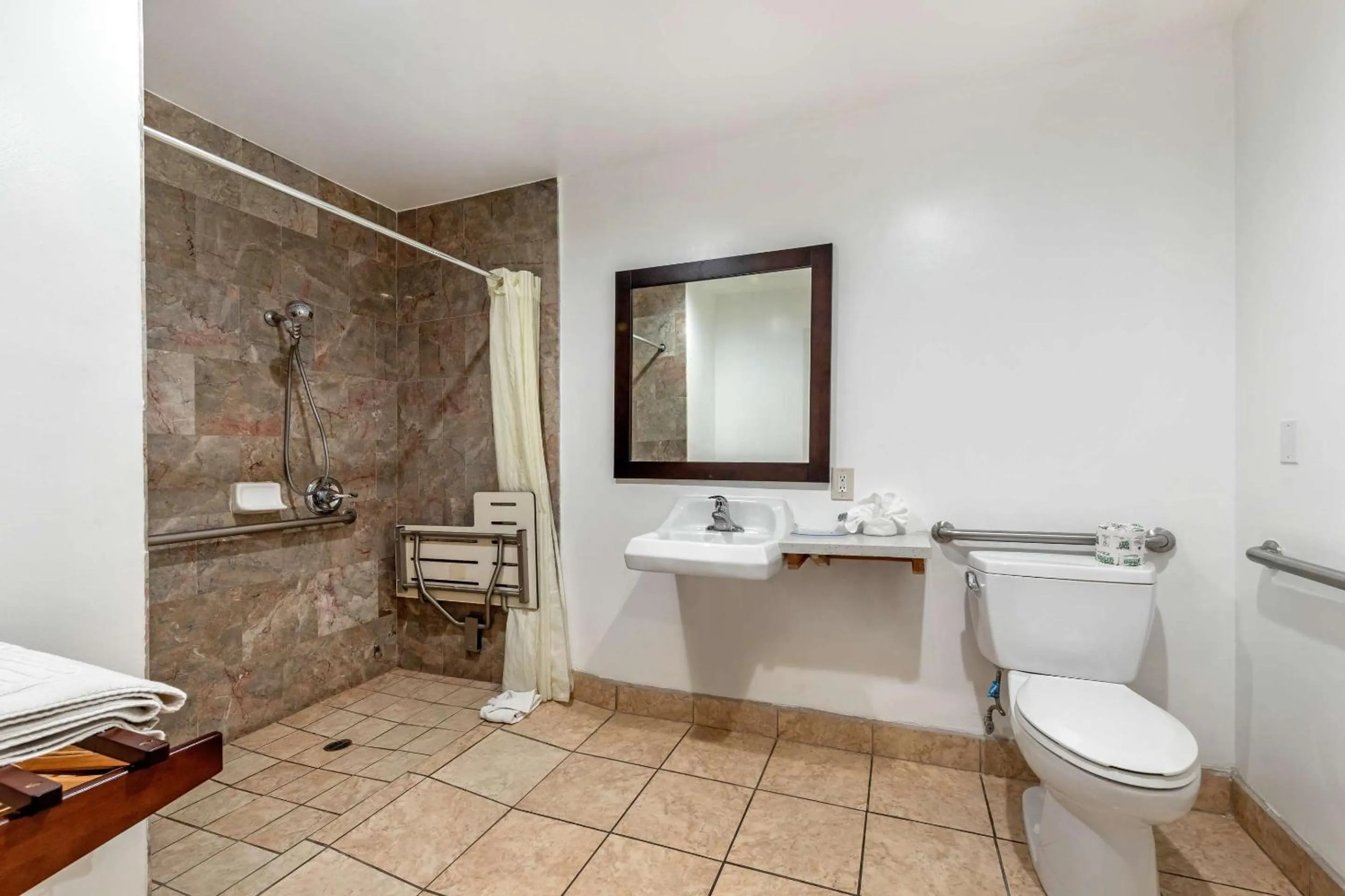 Bedroom in Rodeway Inn Carson - Los Angeles South