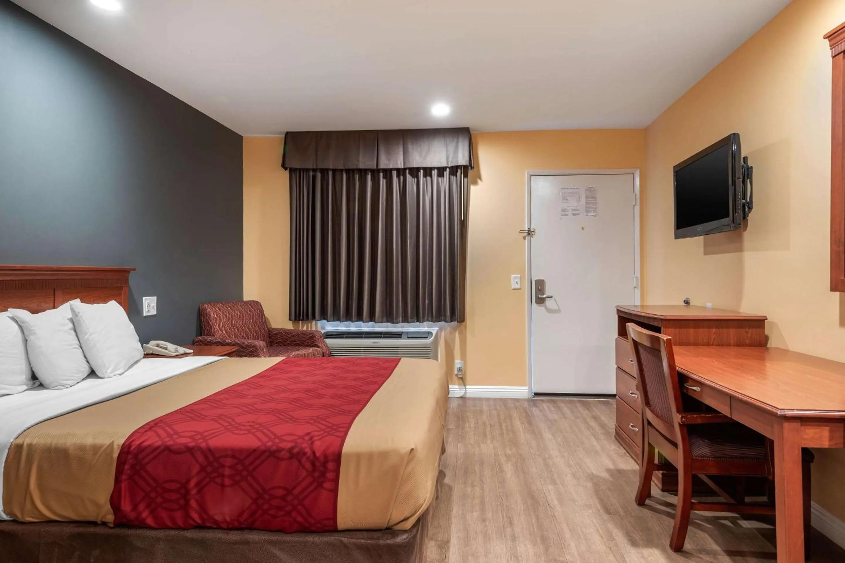 Bedroom, Bed in Rodeway Inn Carson - Los Angeles South