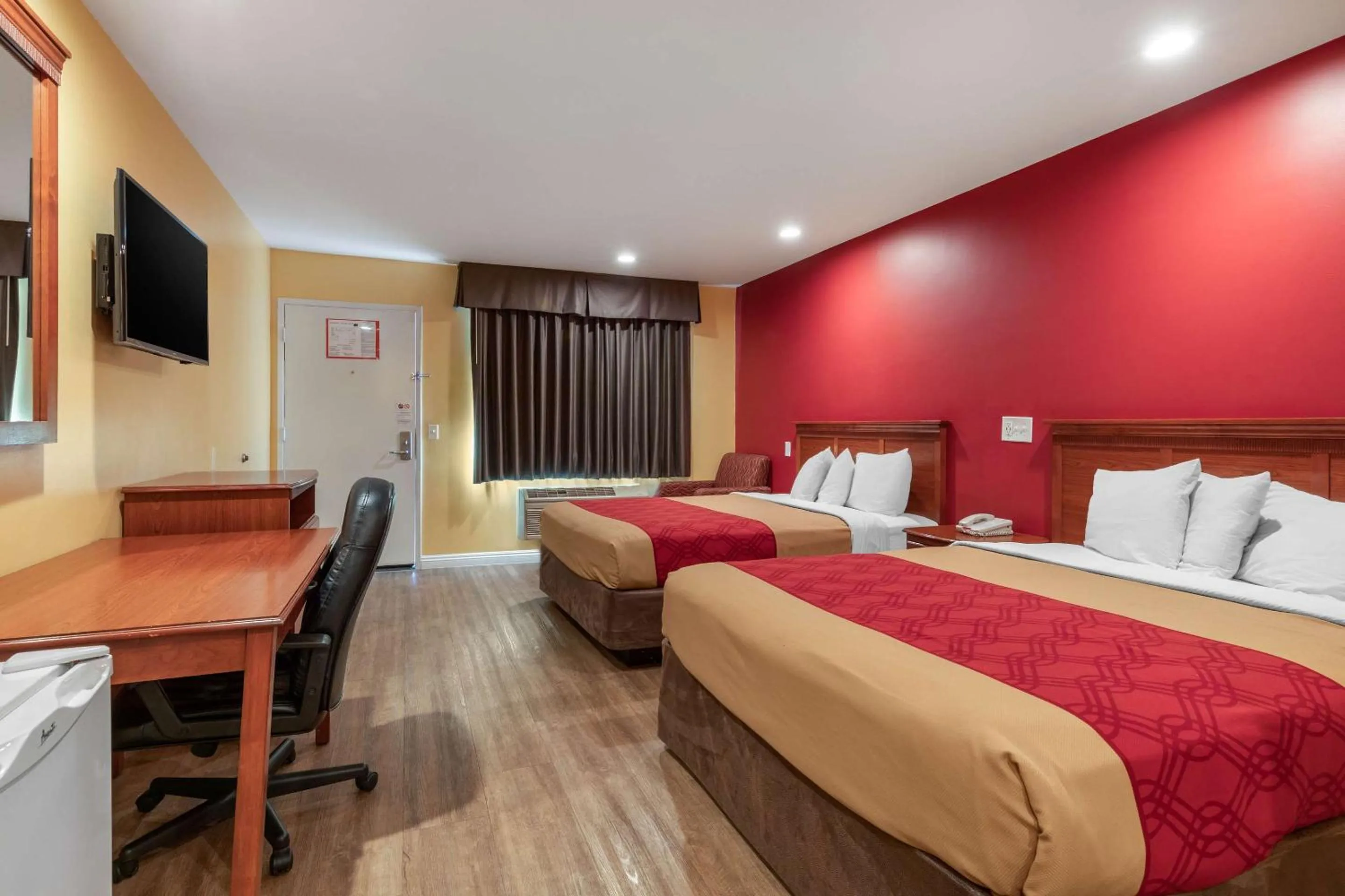 Bedroom, Bed in Rodeway Inn Carson - Los Angeles South