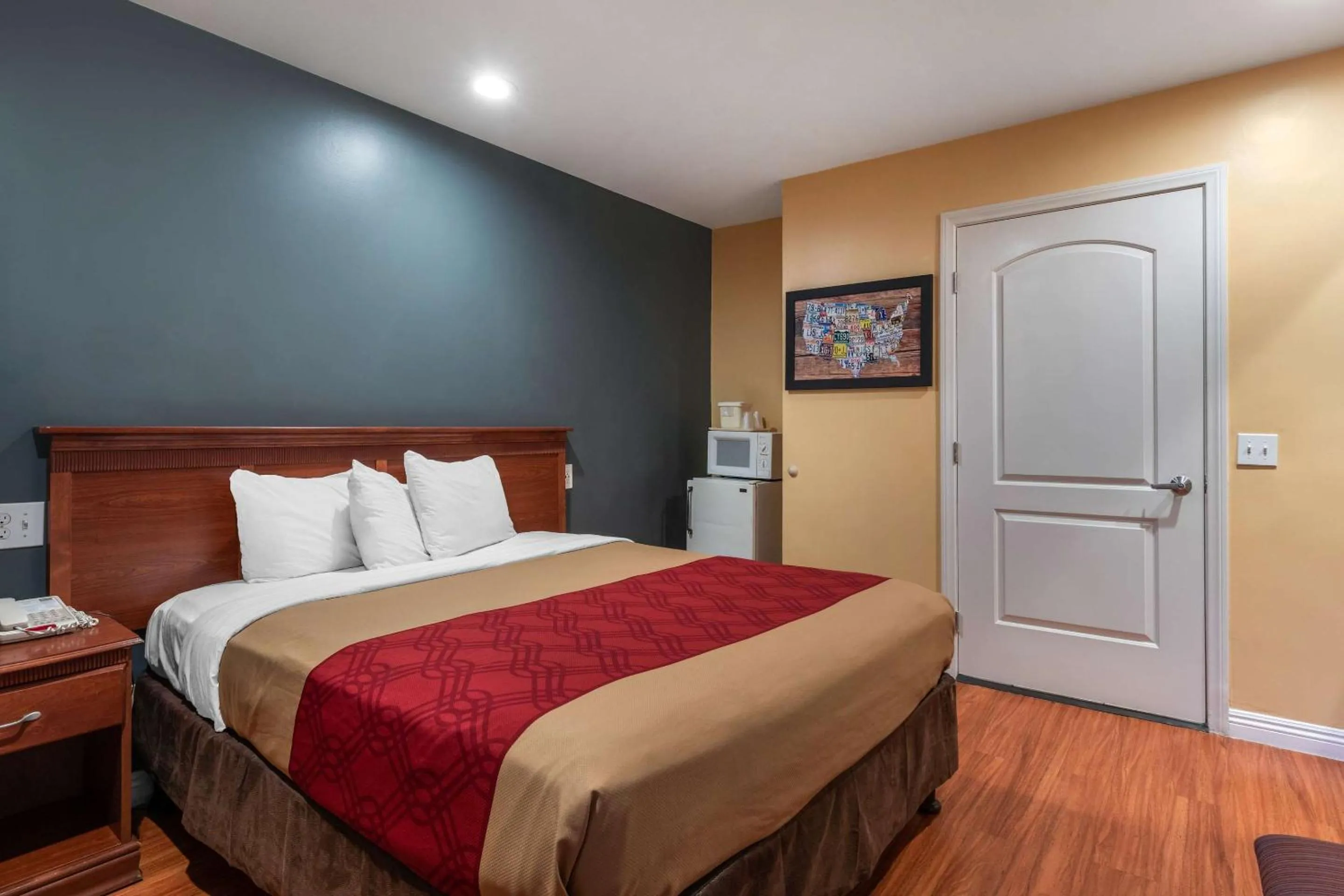 Bedroom, Bed in Rodeway Inn Carson - Los Angeles South