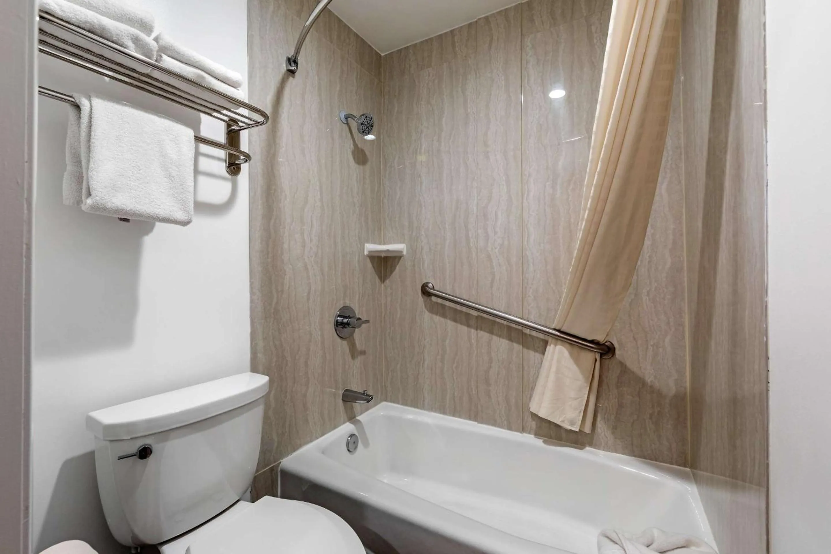 Bedroom in Rodeway Inn Carson - Los Angeles South