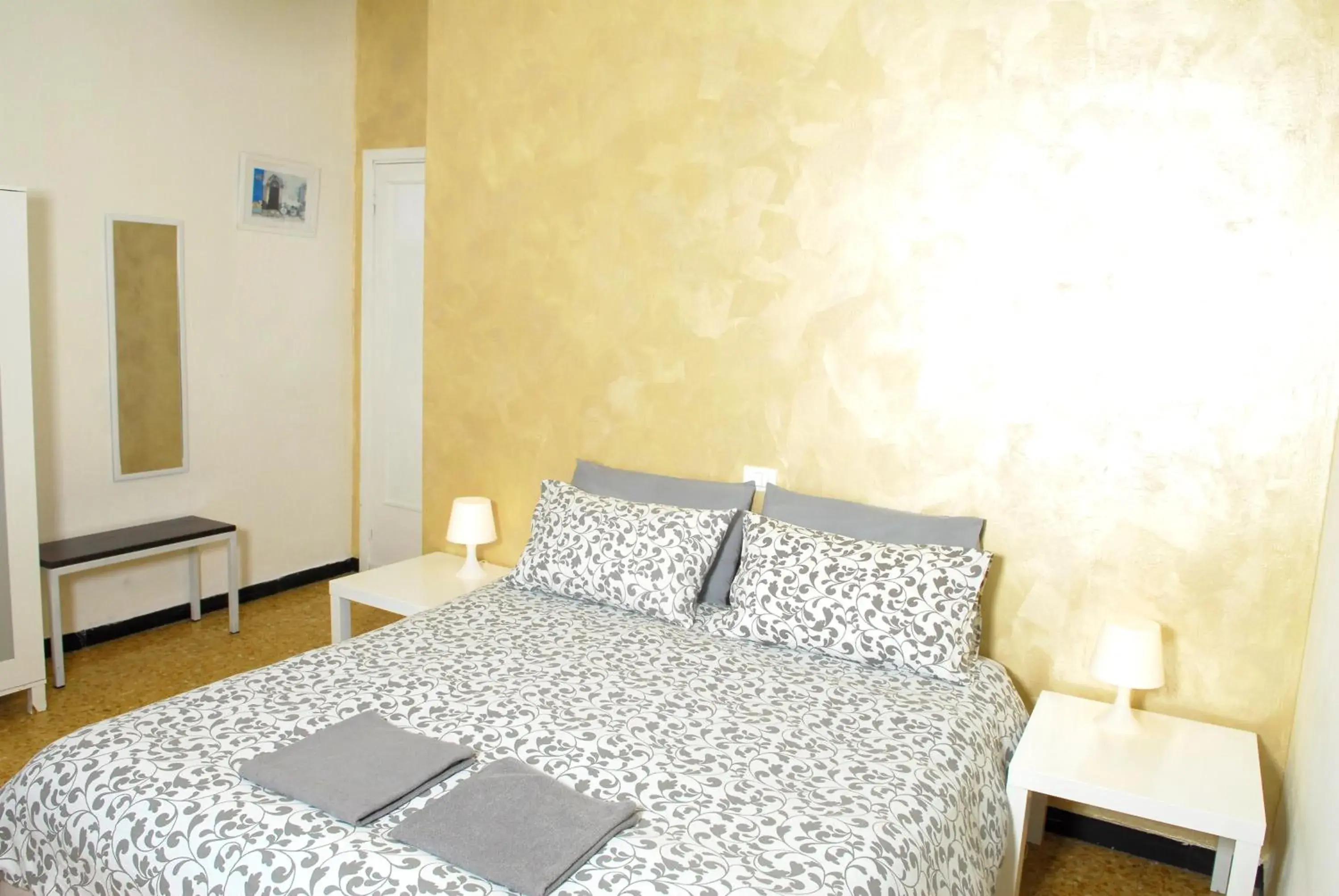 Triple Room with Shared Bathroom in La Pergola Private Parking Triple Room with Shared Bathroom in La Pergola Private Parking