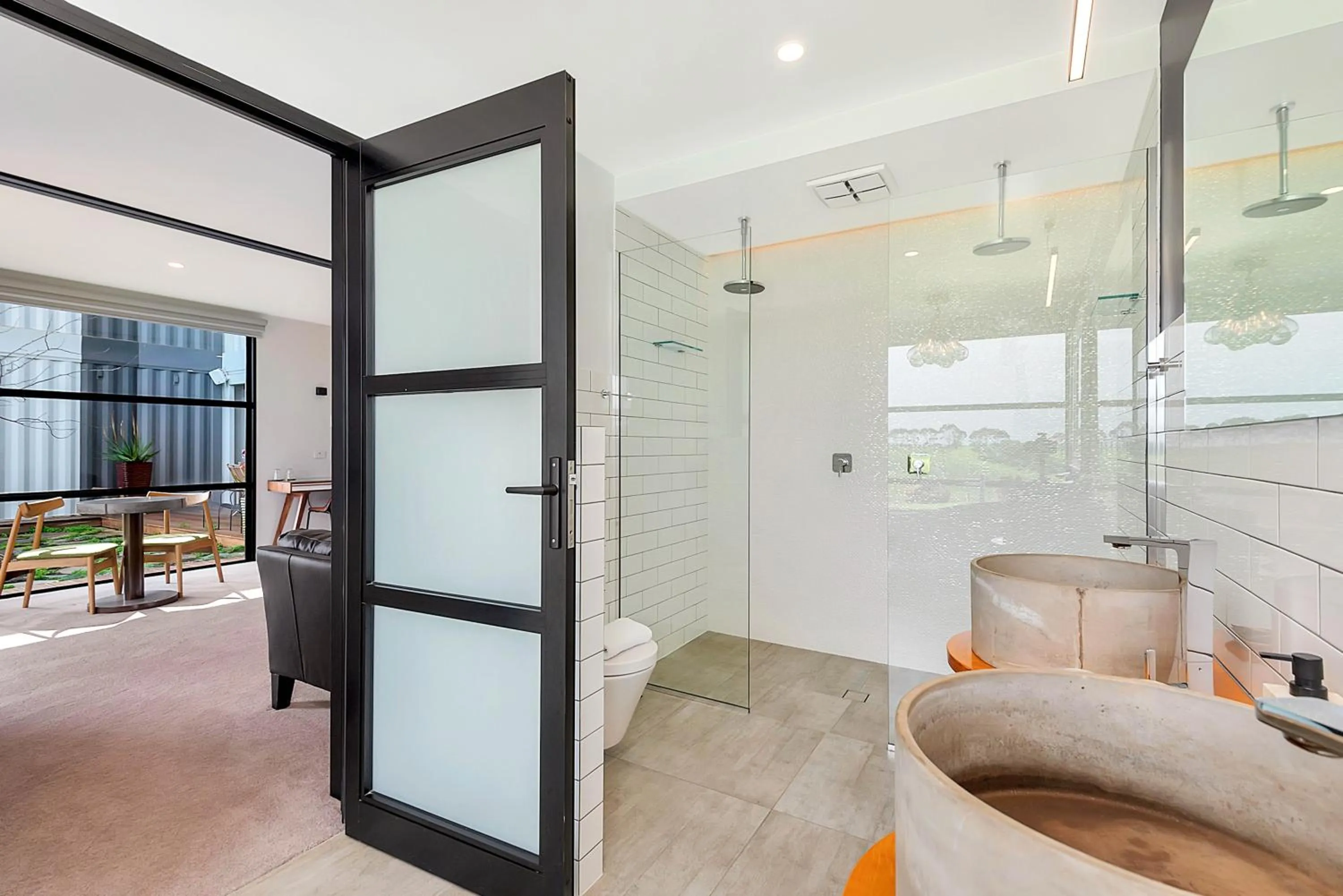 Shower, Bed in Hotel California Road at Inkwell Wines