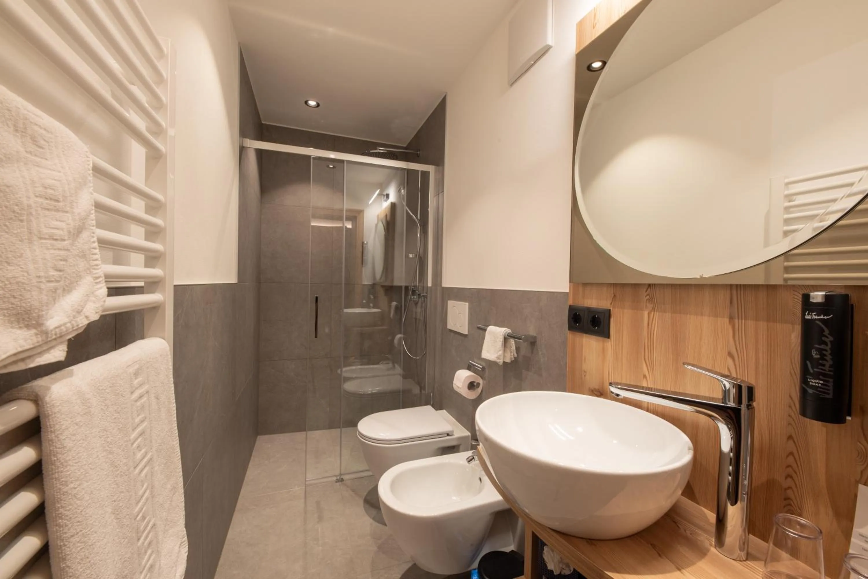 Shower in Hotel Mondschein