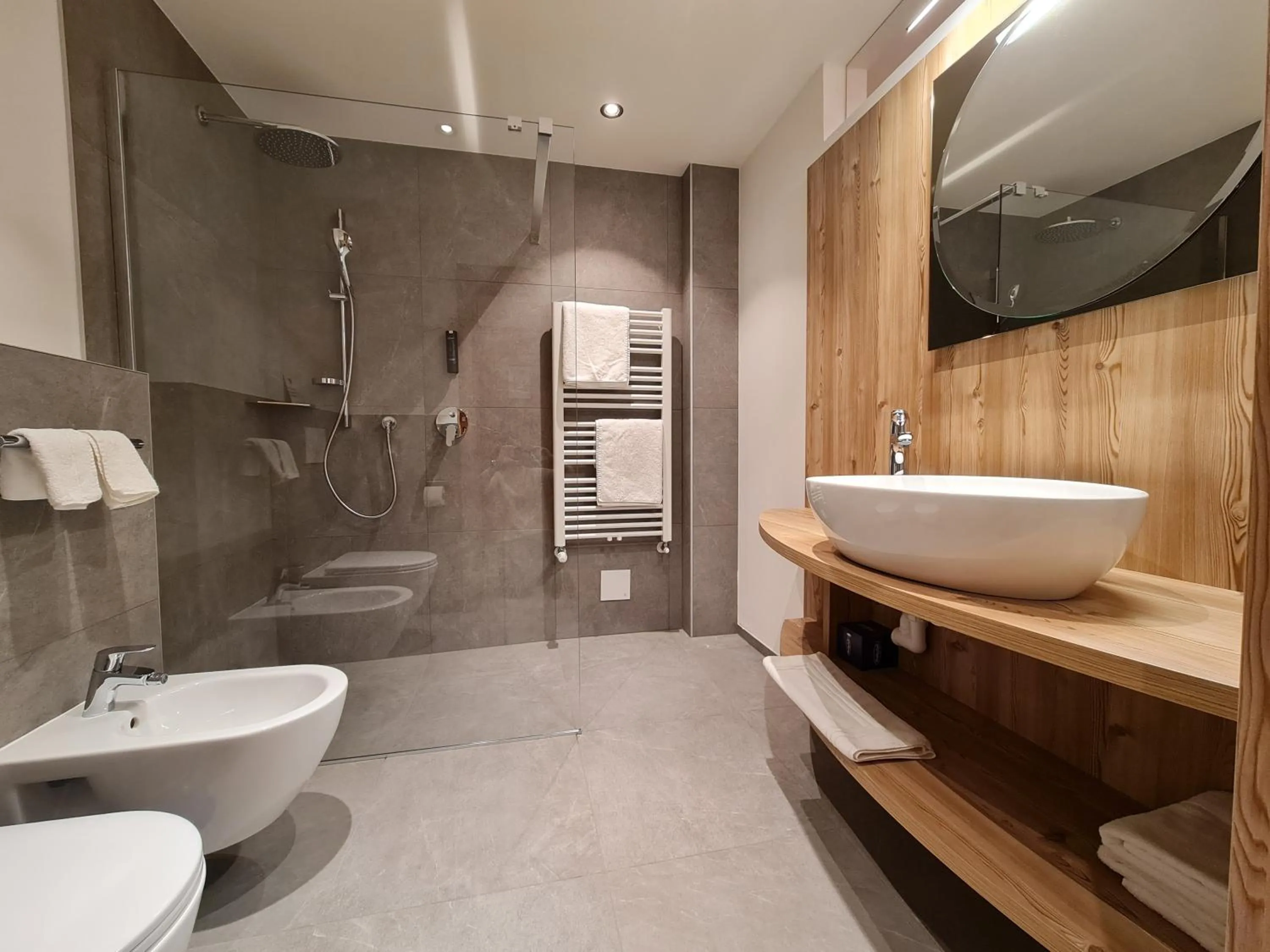 Shower in Hotel Mondschein