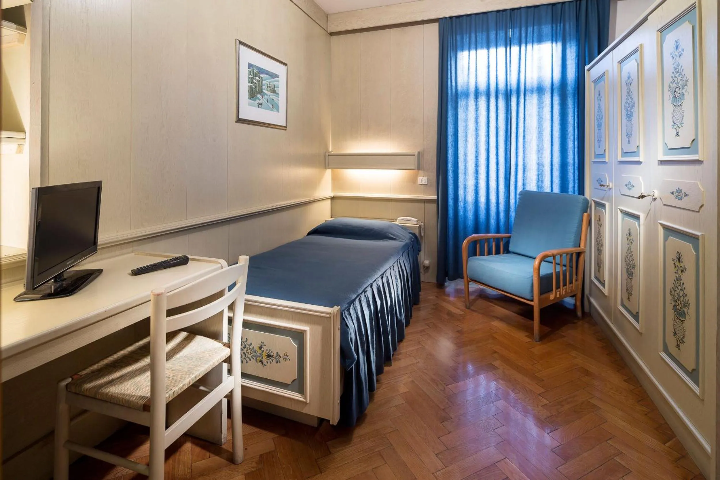 Photo of the whole room, Bed in Hotel Corona