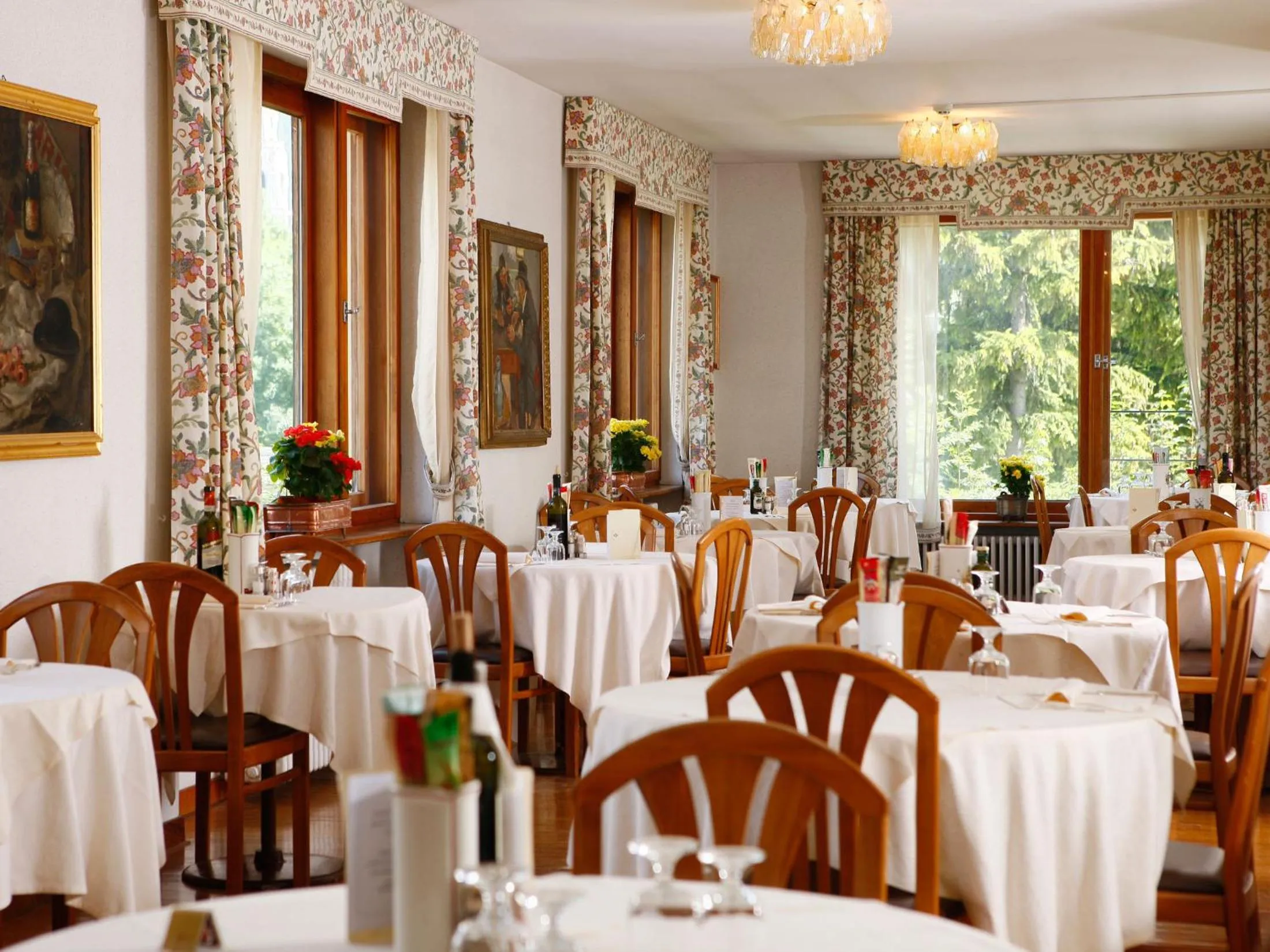 Restaurant/places to eat in Hotel Corona