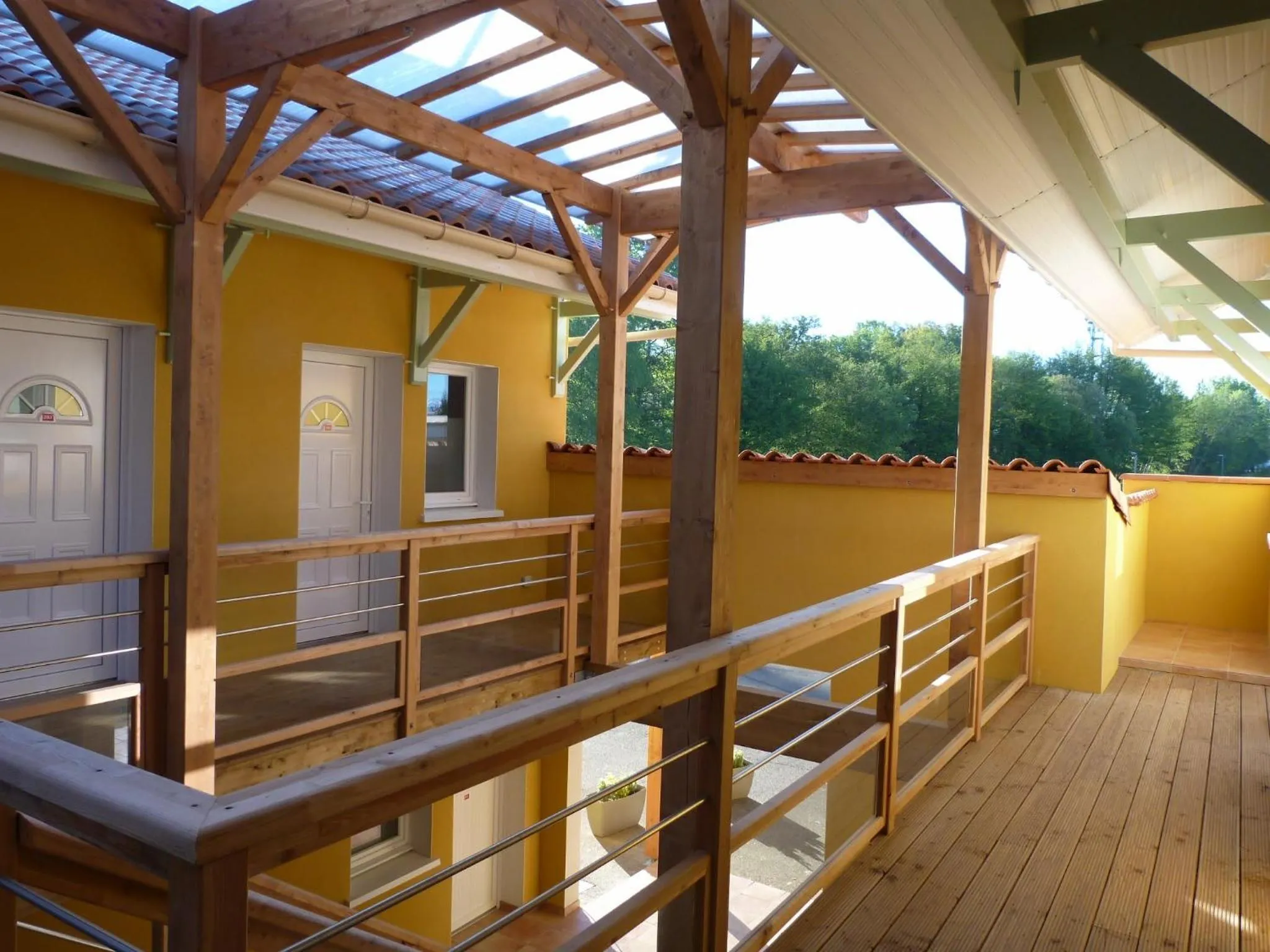 Patio in Hôtel Némo Aéroport de Pau