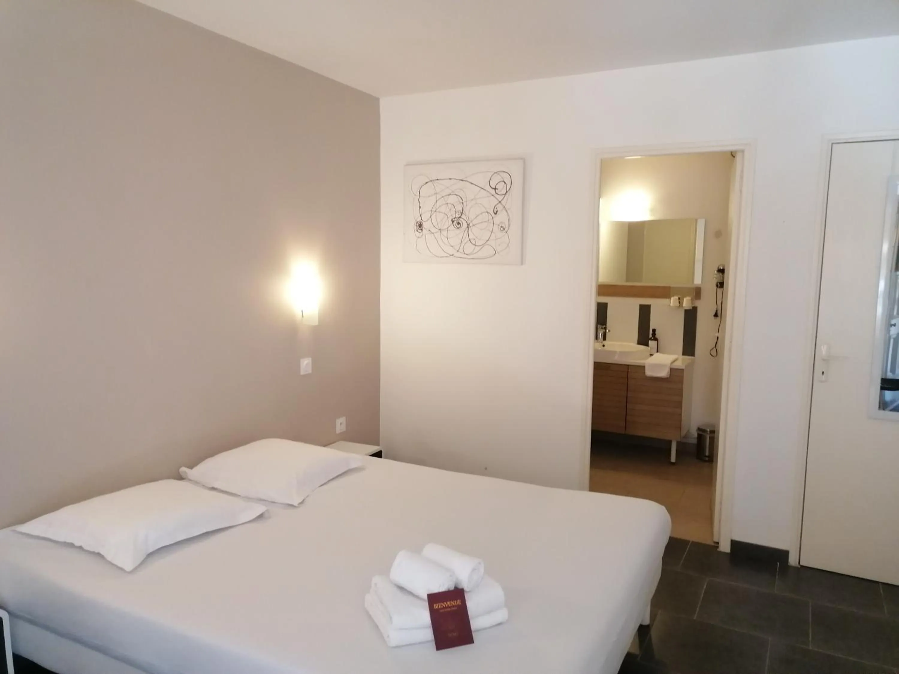 Bed in Hôtel Némo Aéroport de Pau