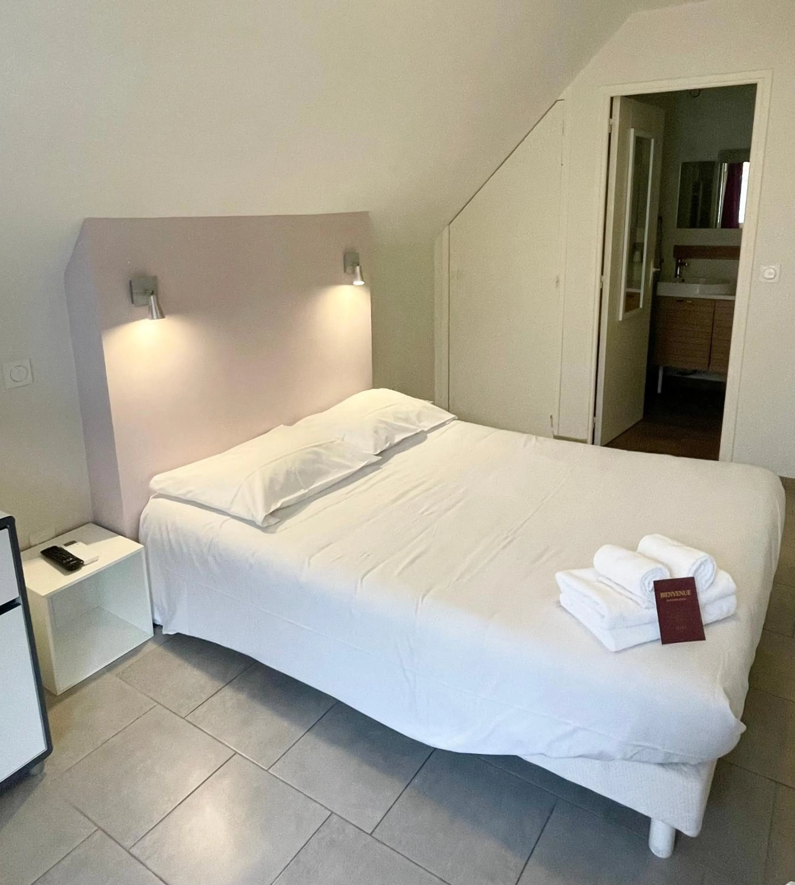 Bed in Hôtel Némo Aéroport de Pau