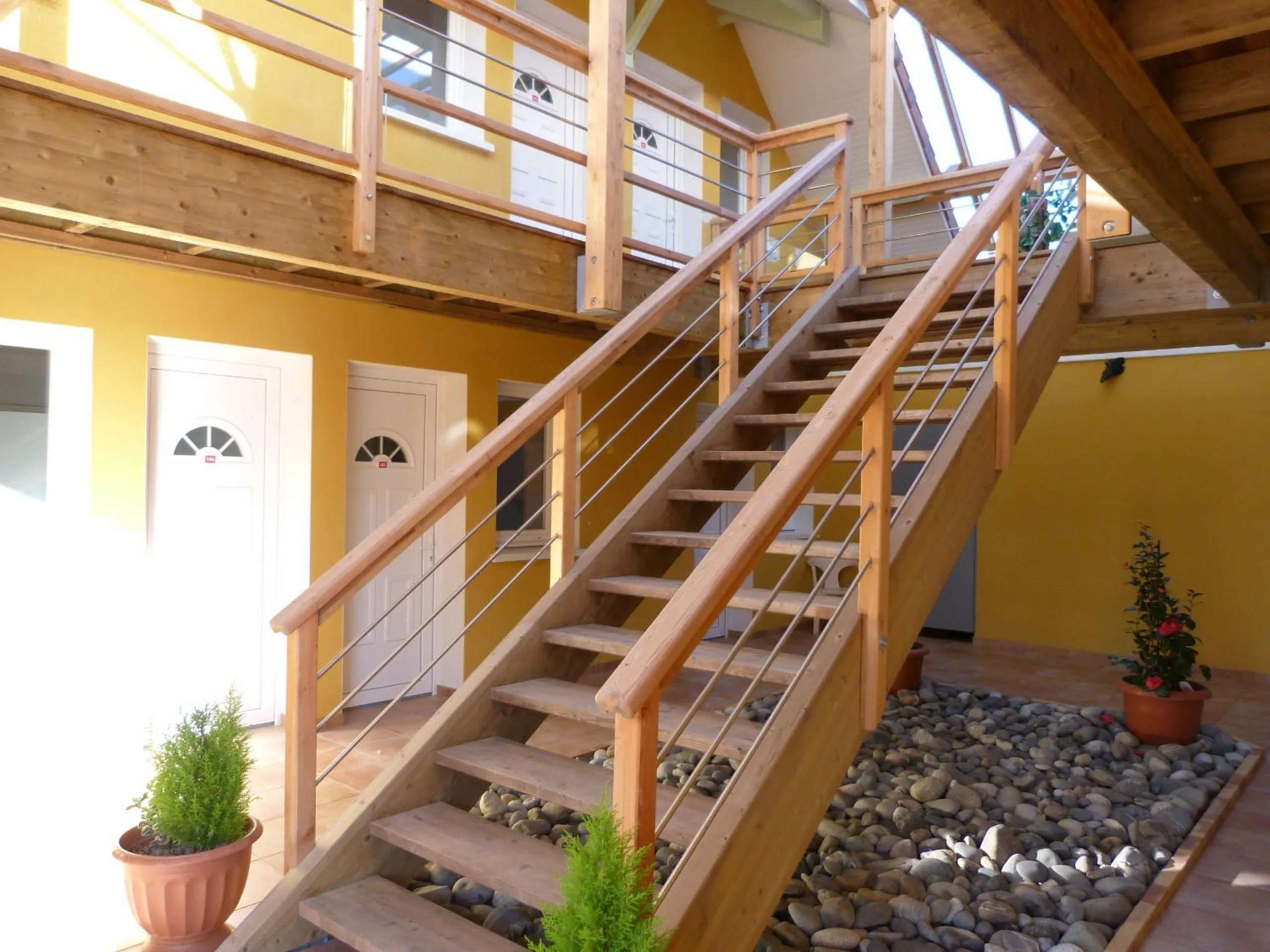 Patio in Hôtel Némo Aéroport de Pau