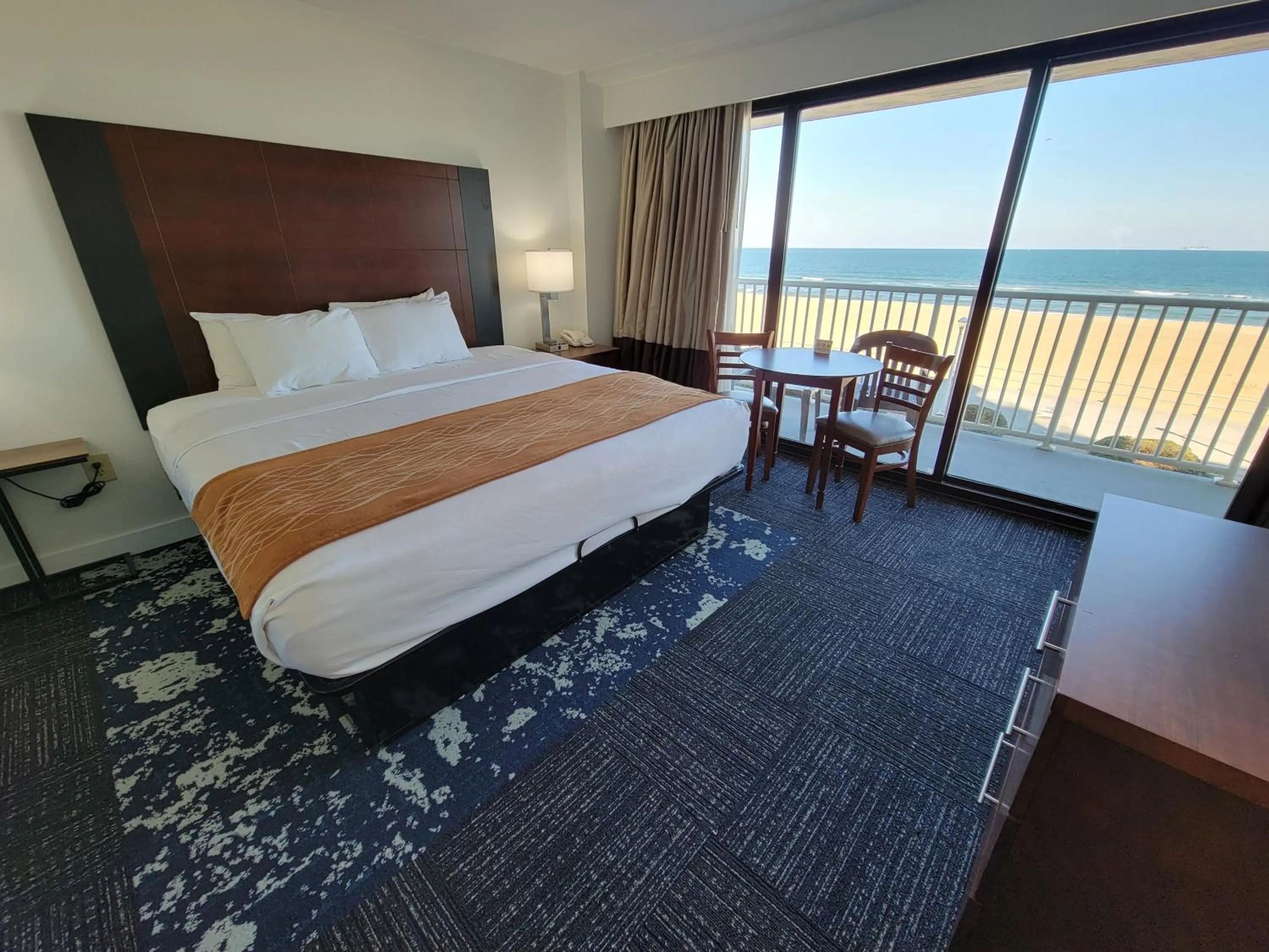 Bedroom, Bed in Coastal Hotel & Suites Virginia Beach - Oceanfront