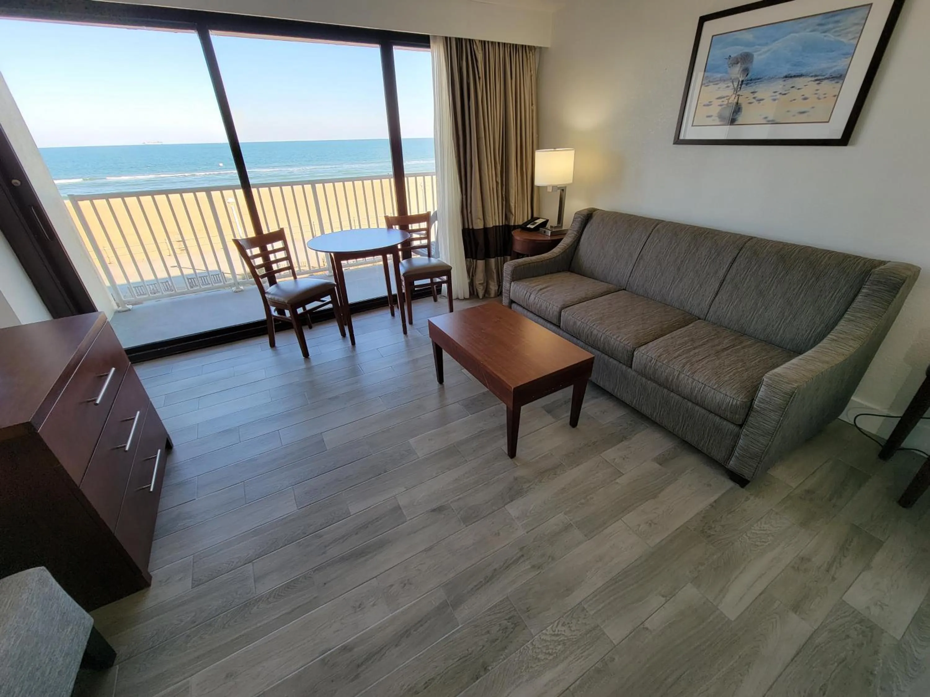 Living room in Coastal Hotel & Suites Virginia Beach - Oceanfront