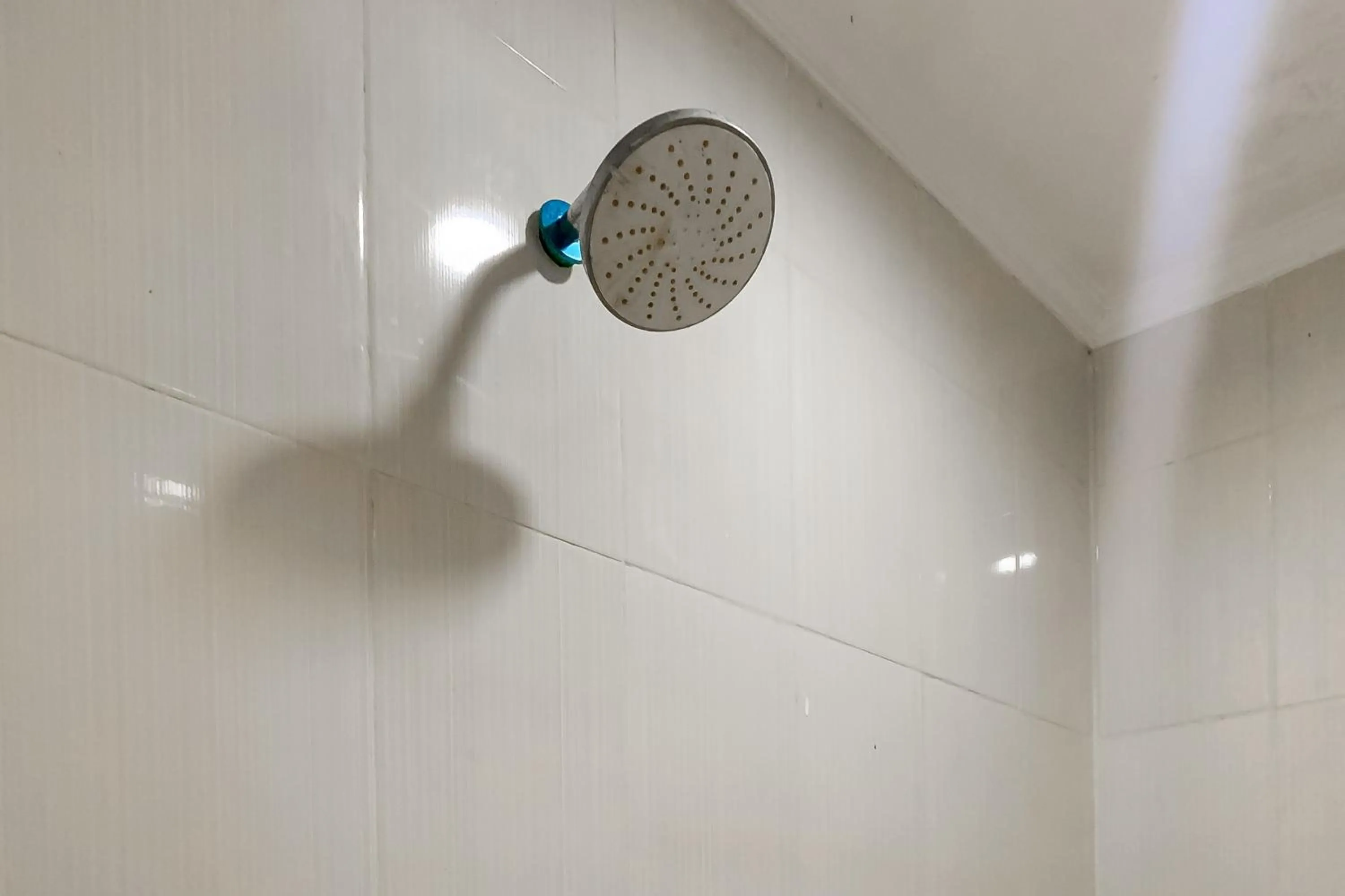 Bathroom in Karins Guesthouse Syariah RedPartner