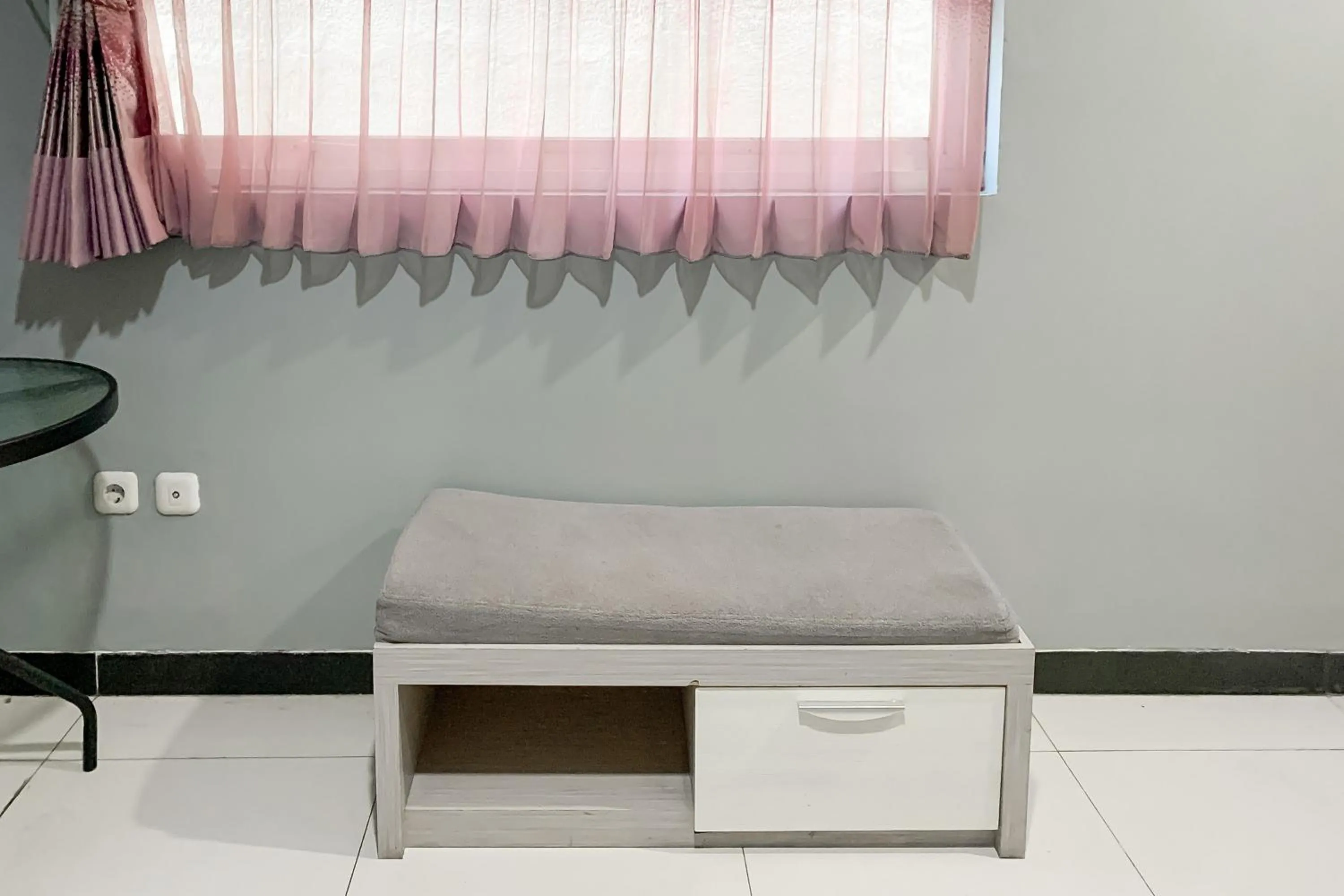 Seating area in Karins Guesthouse Syariah RedPartner