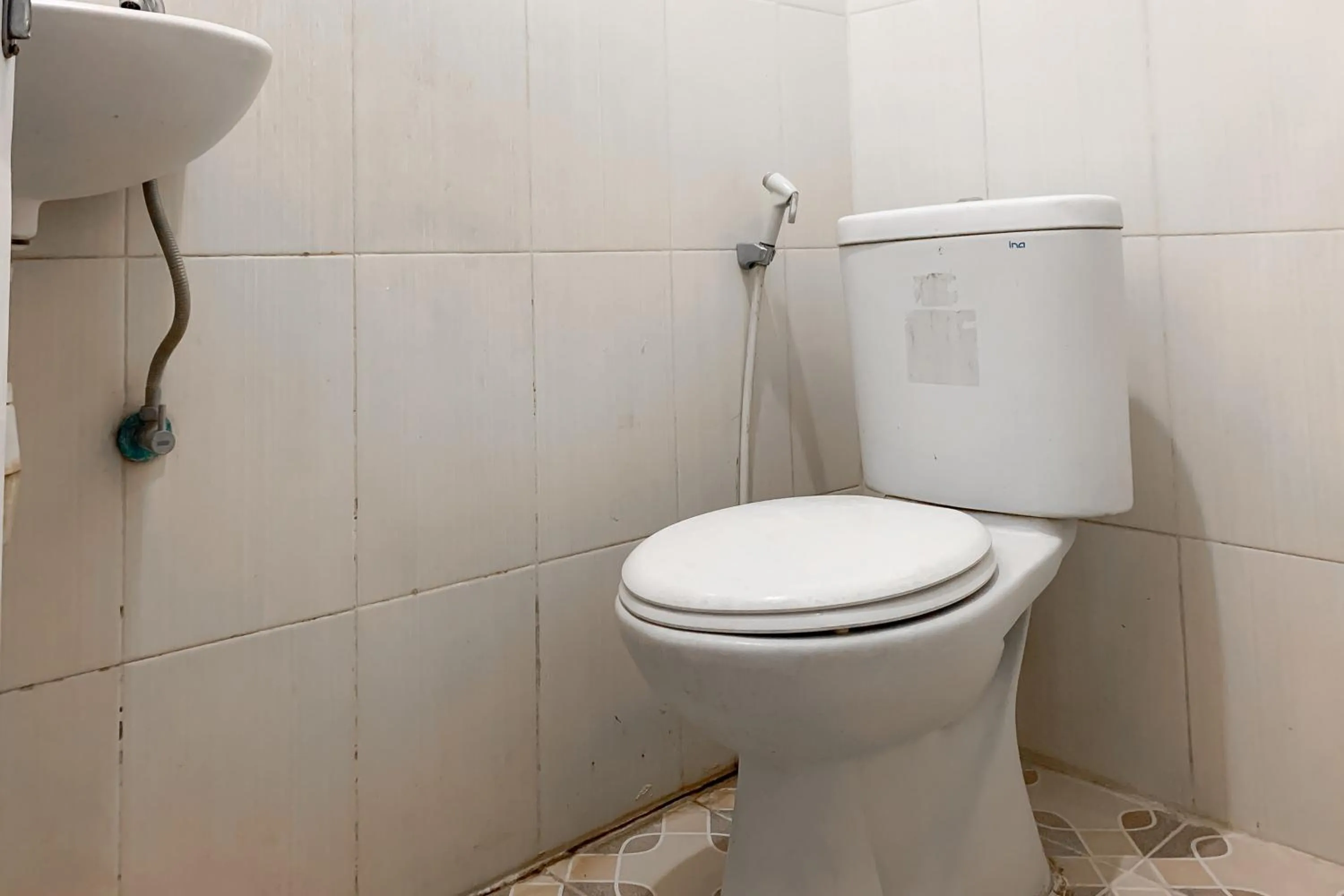 Bathroom in Karins Guesthouse Syariah RedPartner