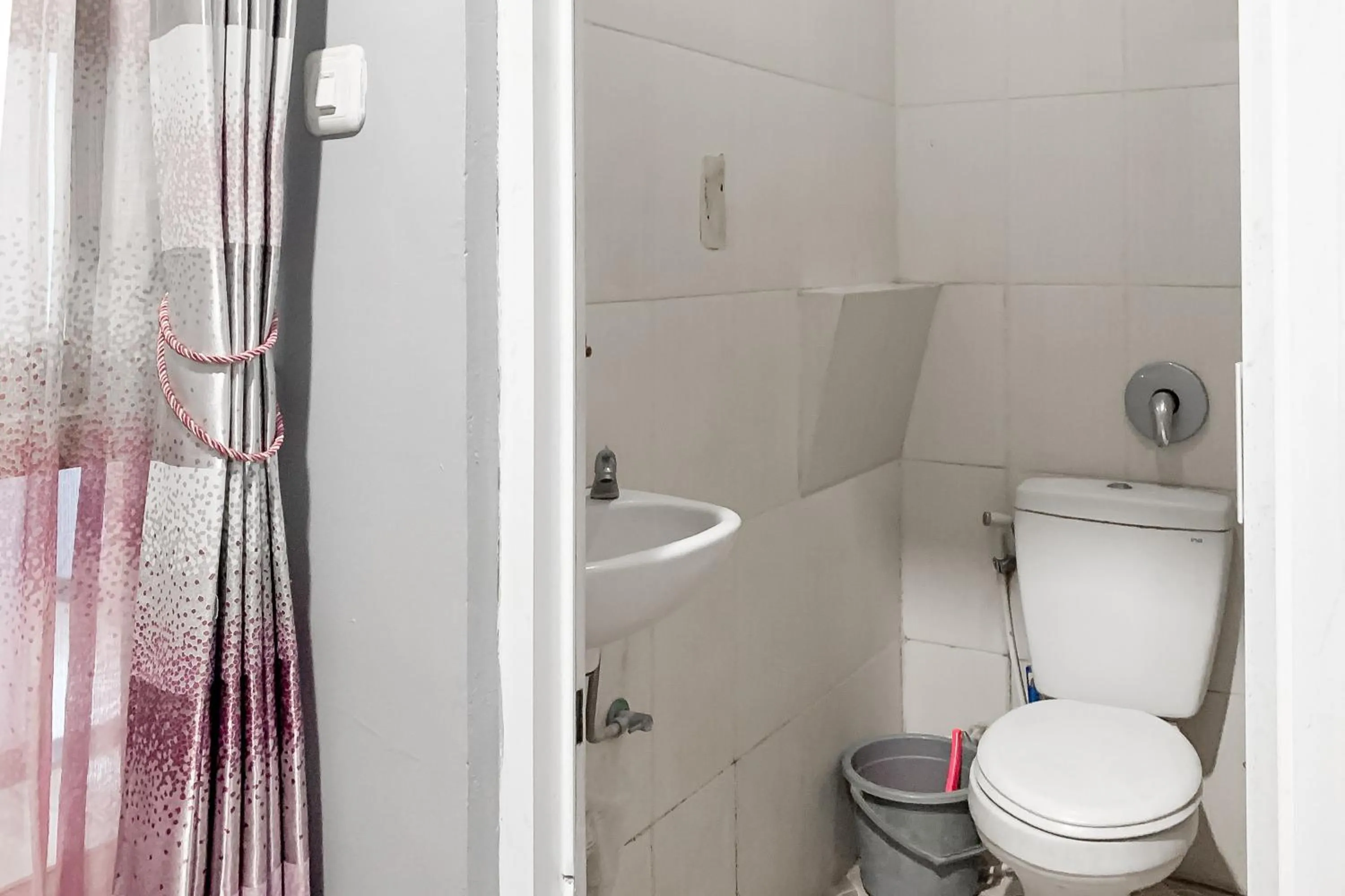 Bathroom in Karins Guesthouse Syariah RedPartner