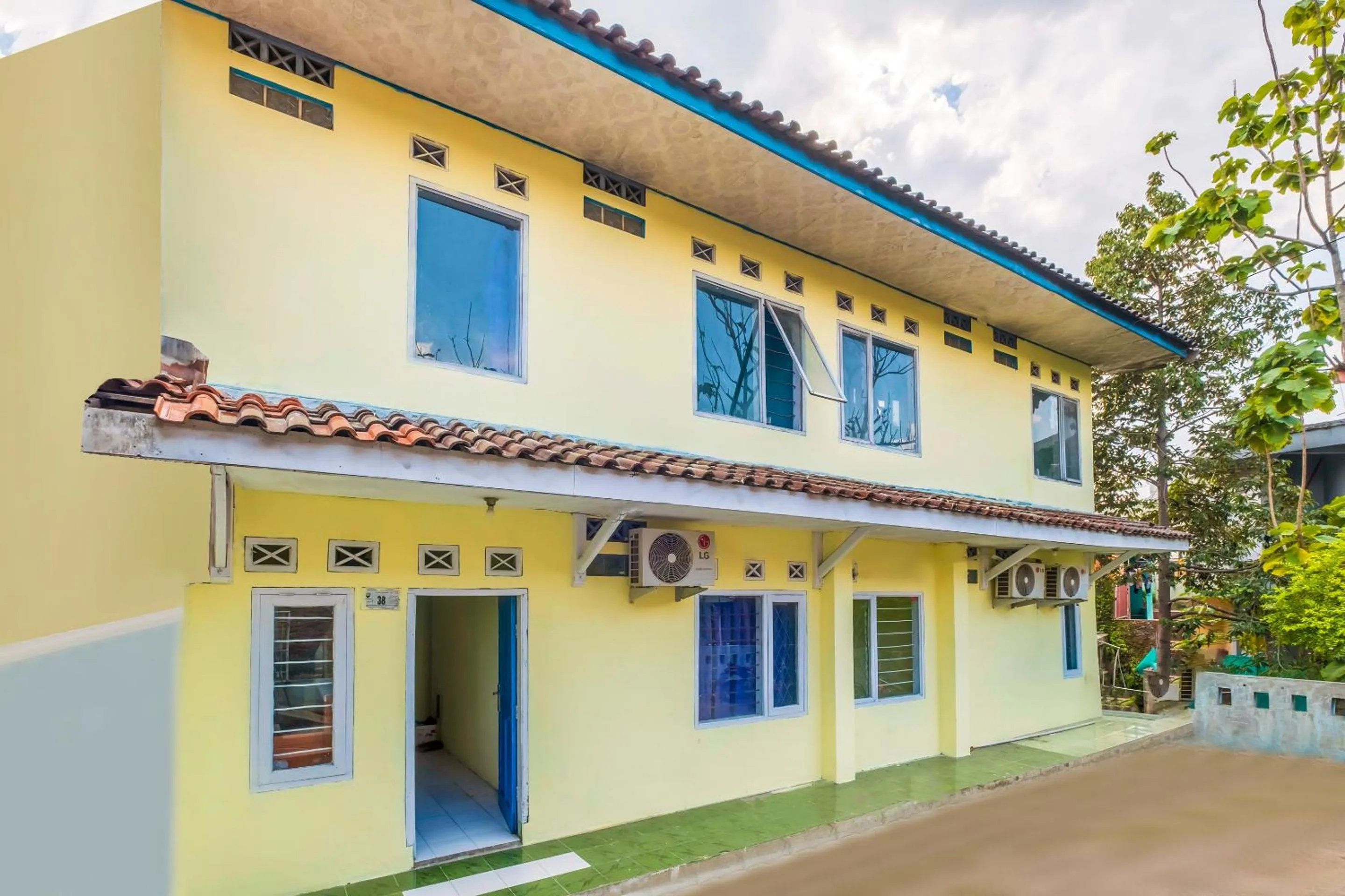 Facade/entrance in Hotel O Pondok Nabil