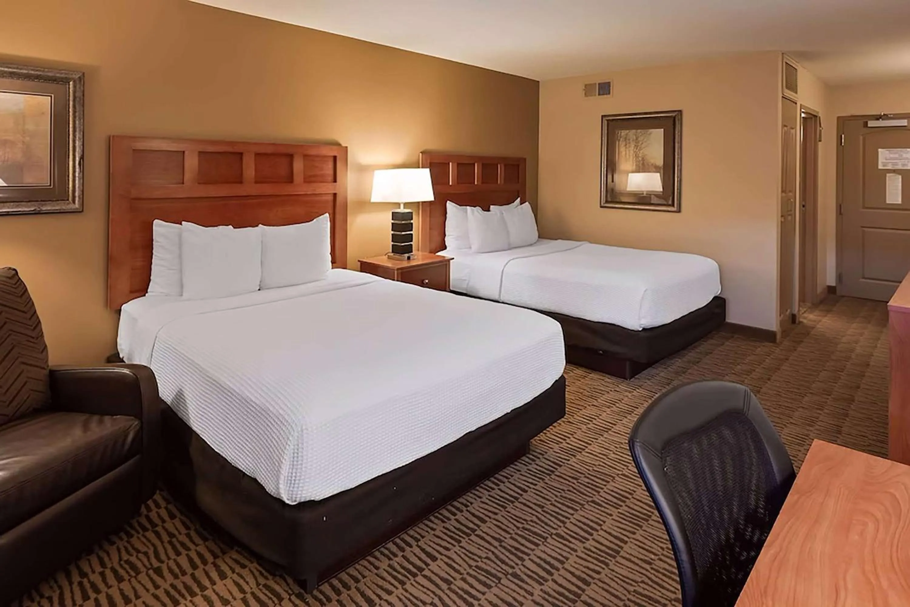 Photo of the whole room, Bed in Wyndham Bloomington - Mall of America