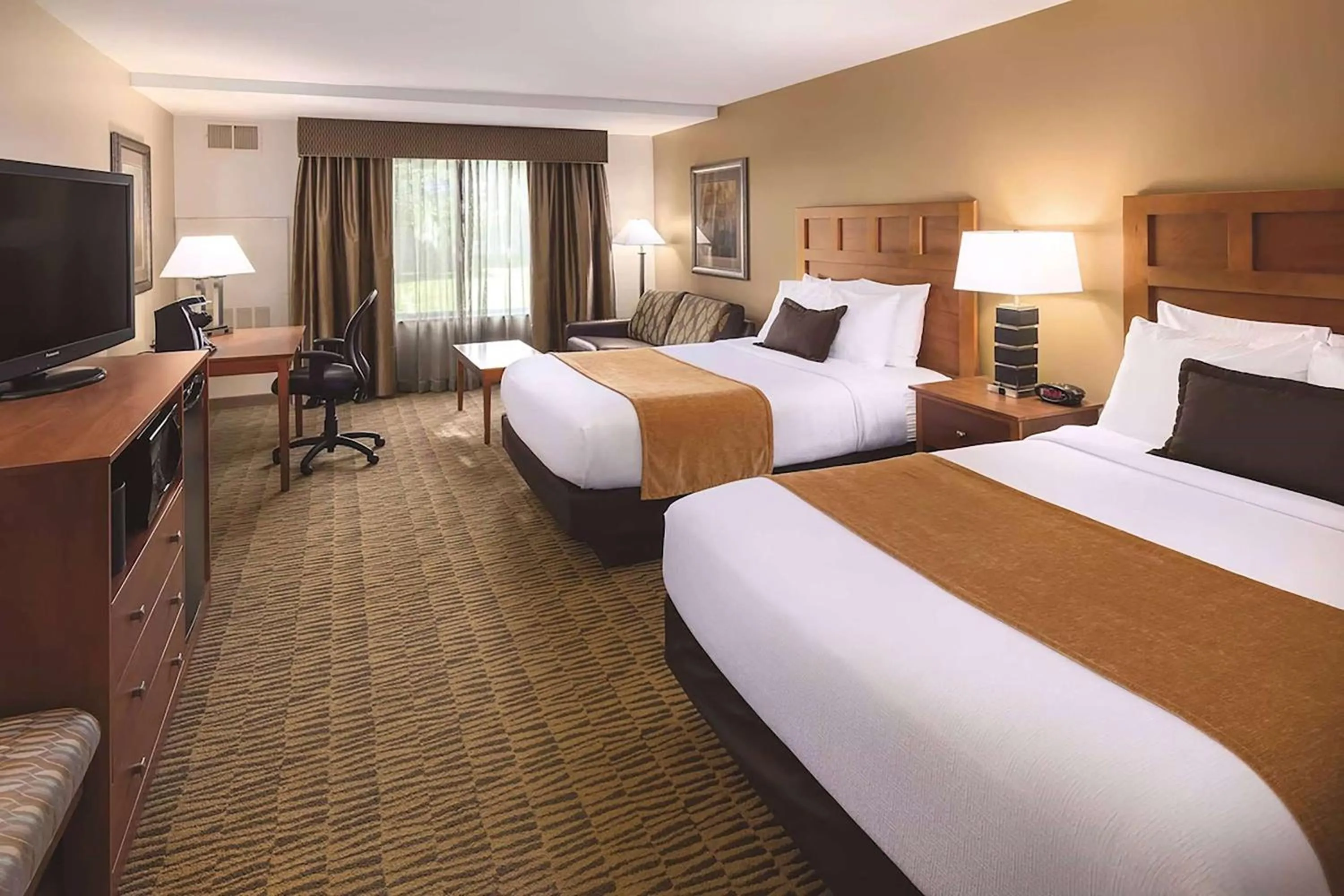 Photo of the whole room, Bed in Wyndham Bloomington - Mall of America