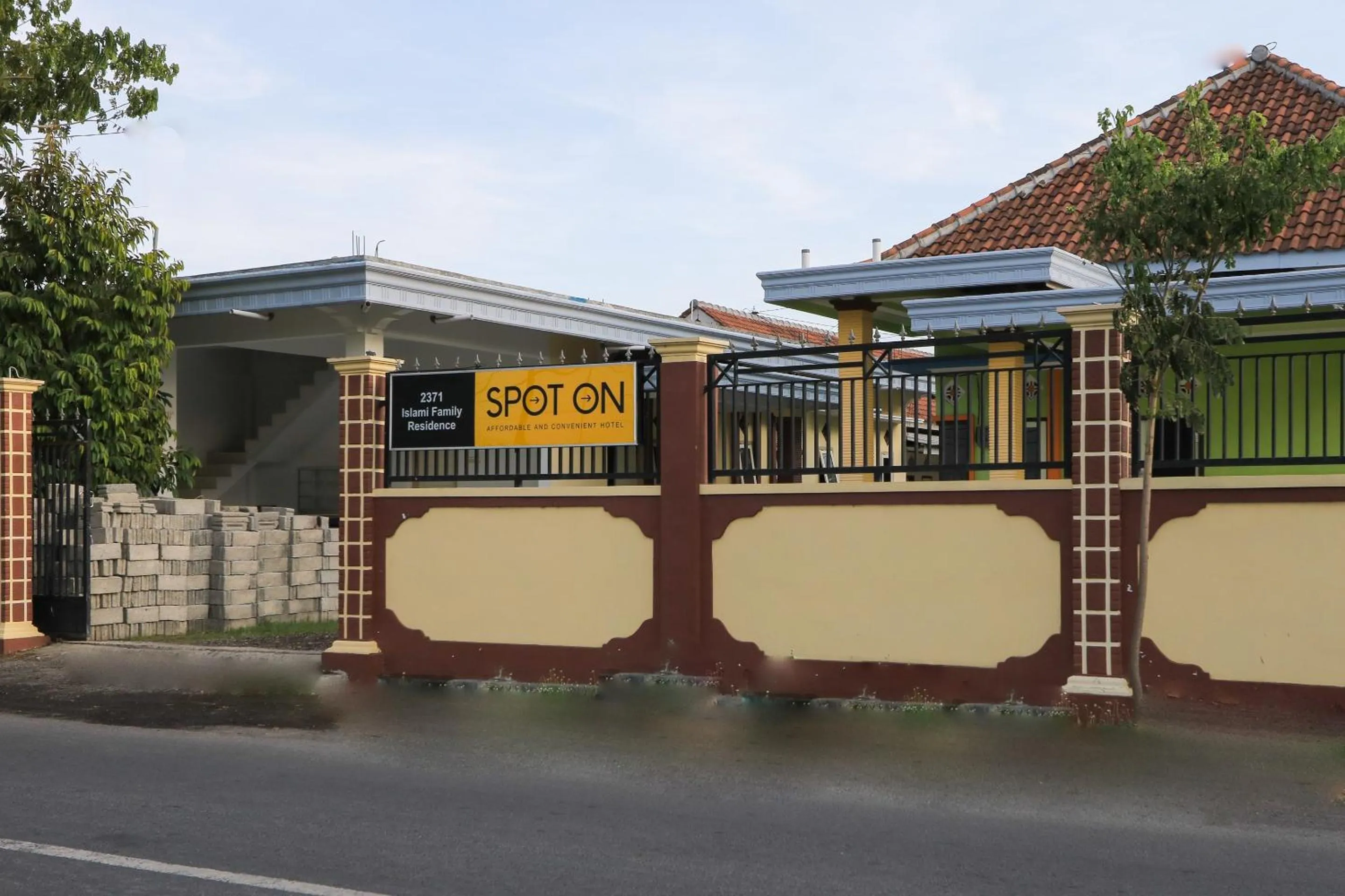 Facade/entrance in OYO 2371 Islami Family Residence