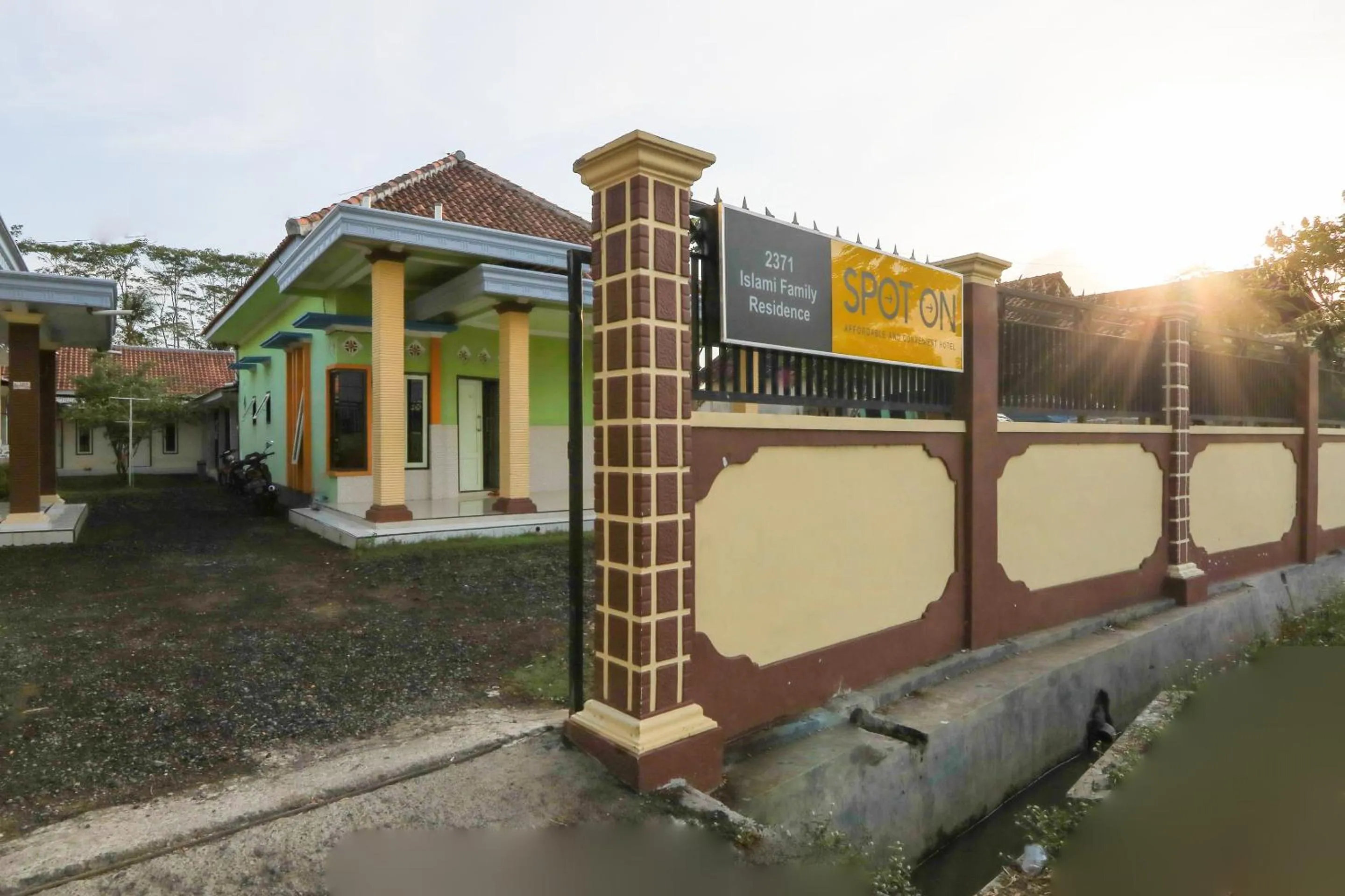 Facade/entrance in OYO 2371 Islami Family Residence