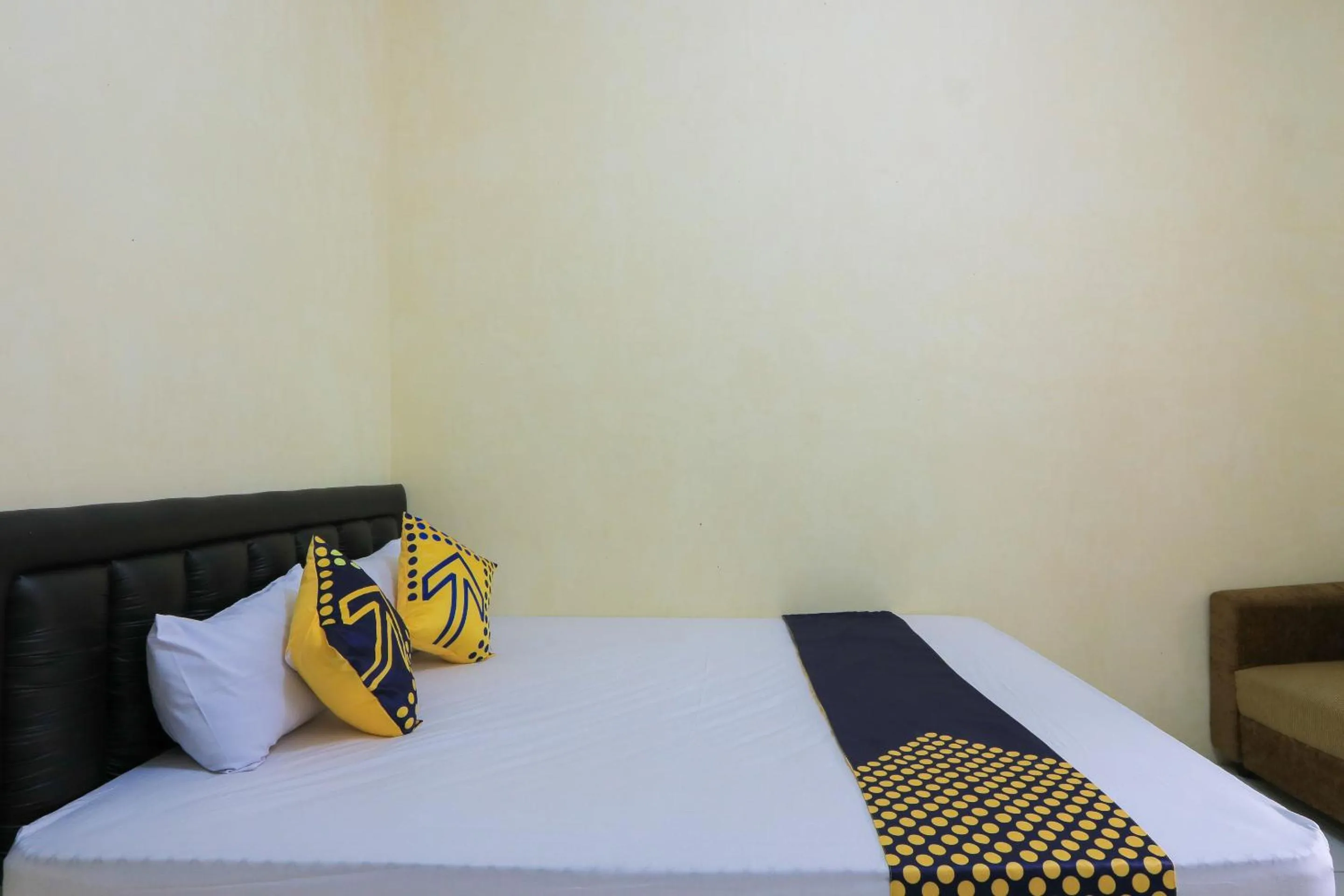 Bedroom, Bed in OYO 2371 Islami Family Residence