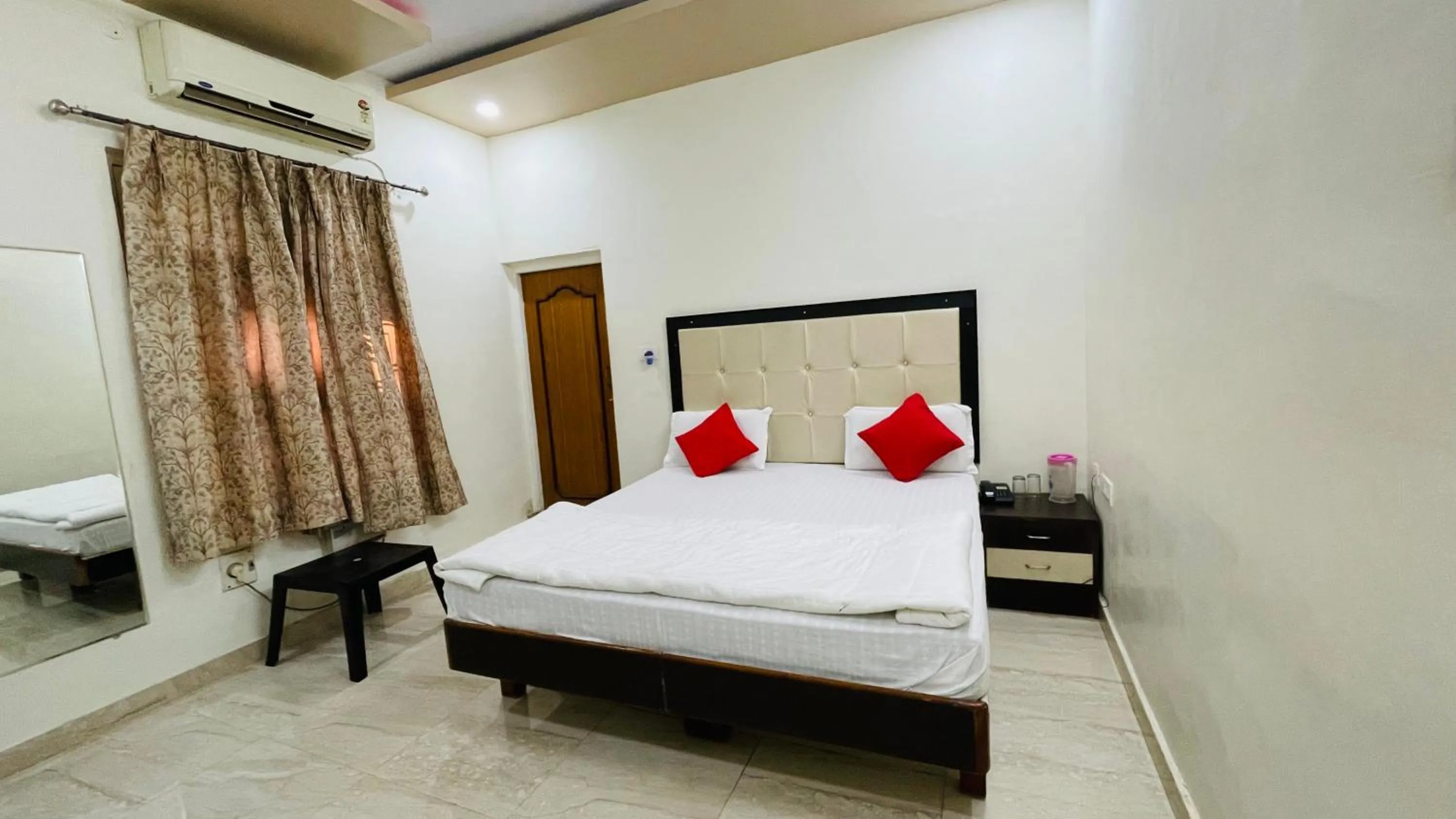 Bedroom in Hotel Prabhat Palace