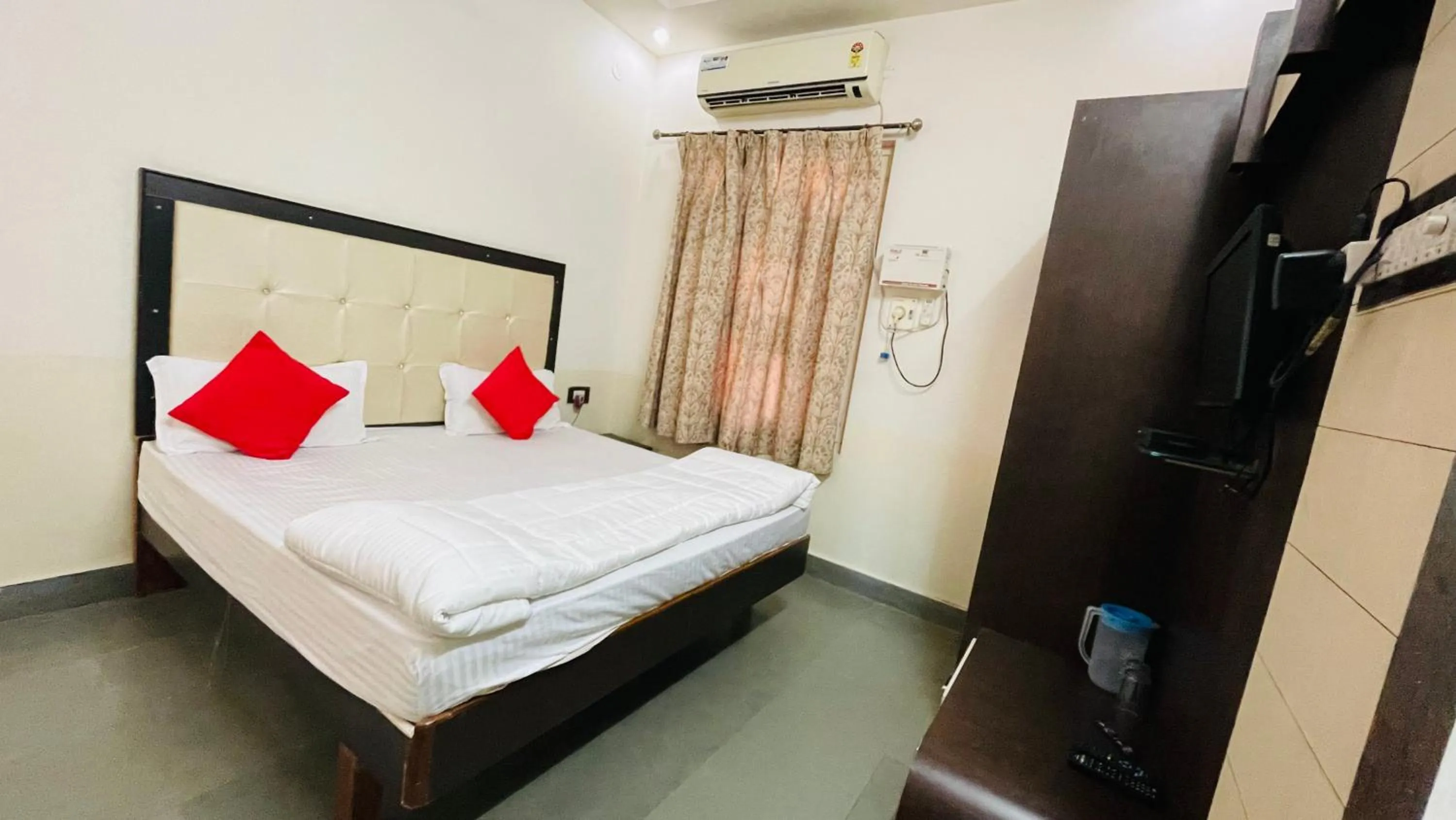 TV and multimedia in Hotel Prabhat Palace