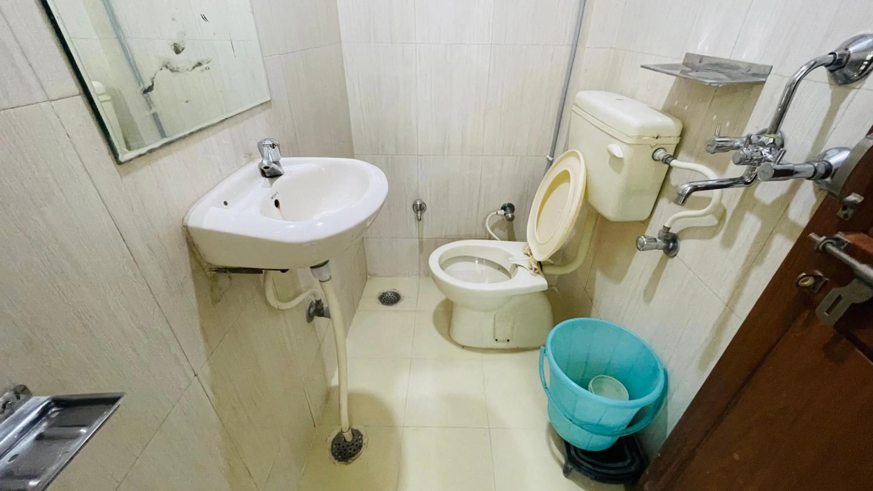 Bathroom in Hotel Prabhat Palace