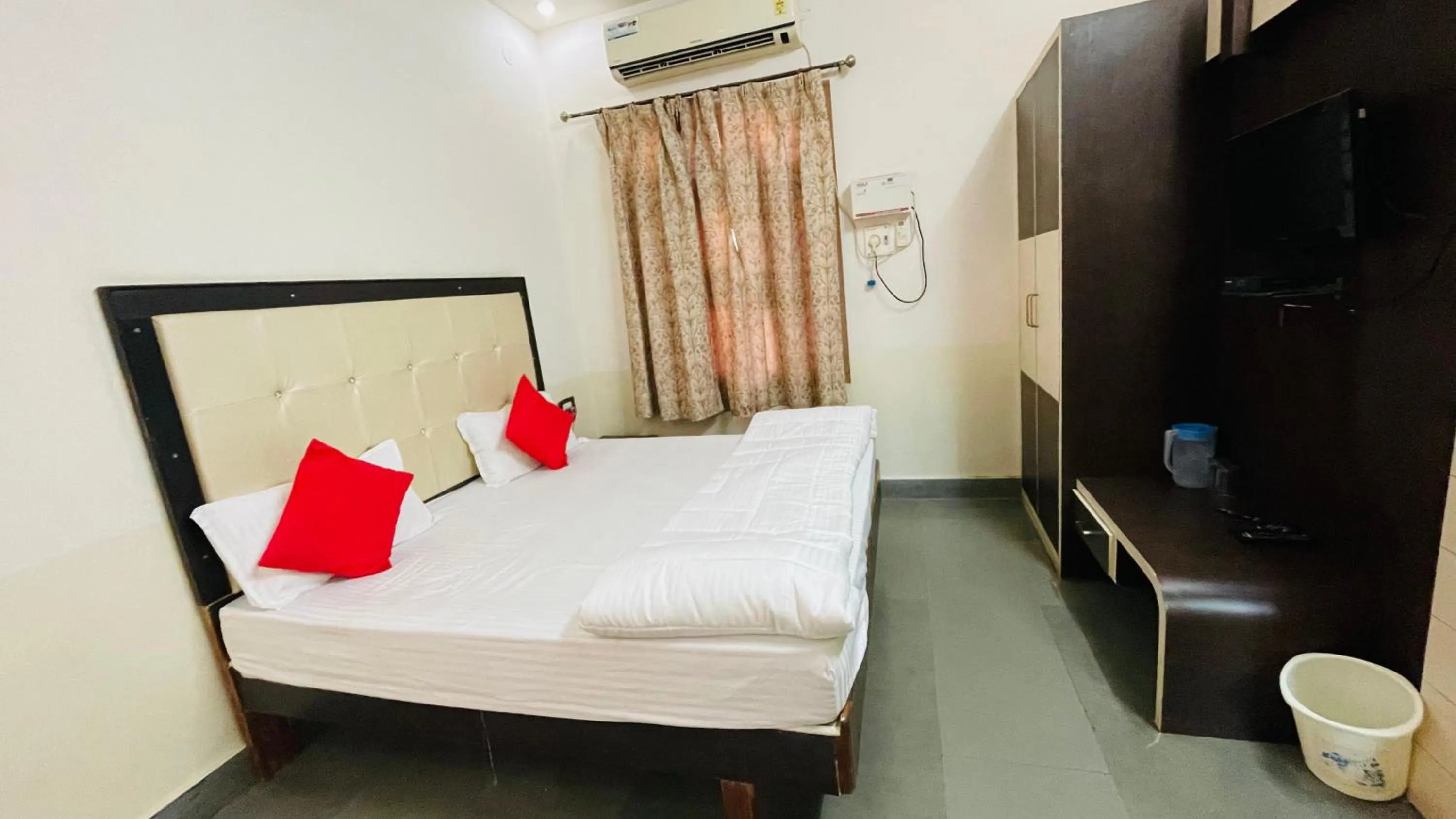 TV and multimedia in Hotel Prabhat Palace