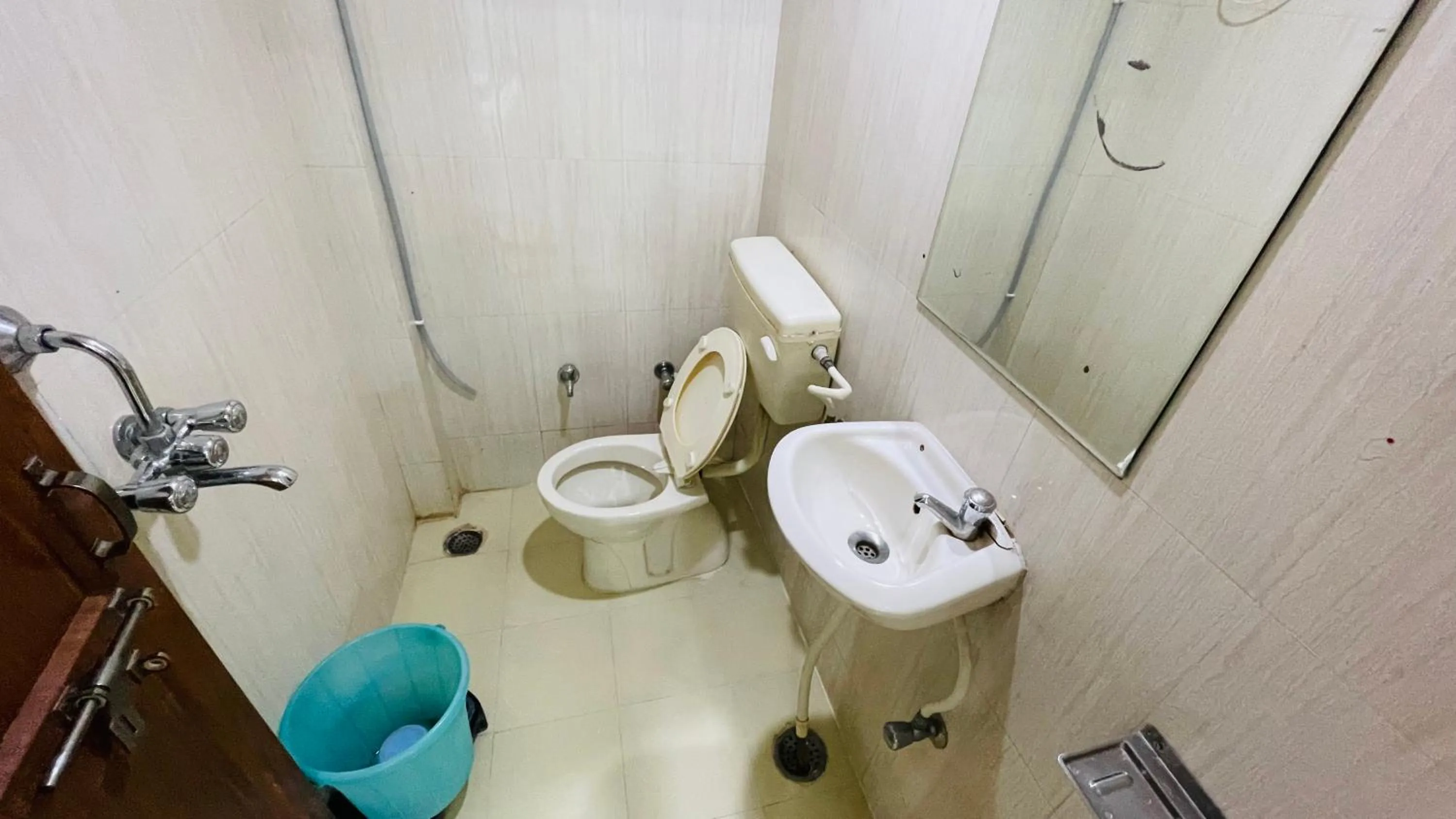 Bathroom in Hotel Prabhat Palace