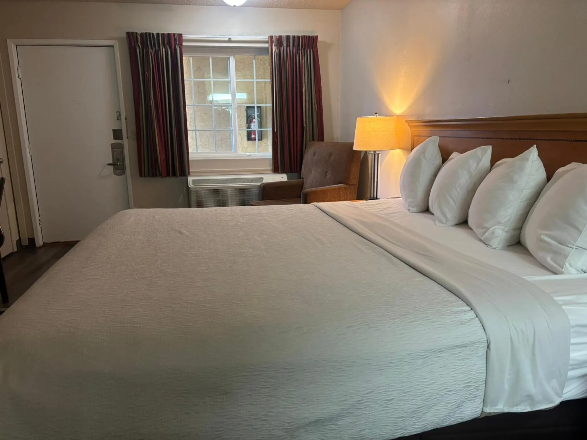 Bed in Skyway Inn - Seatac