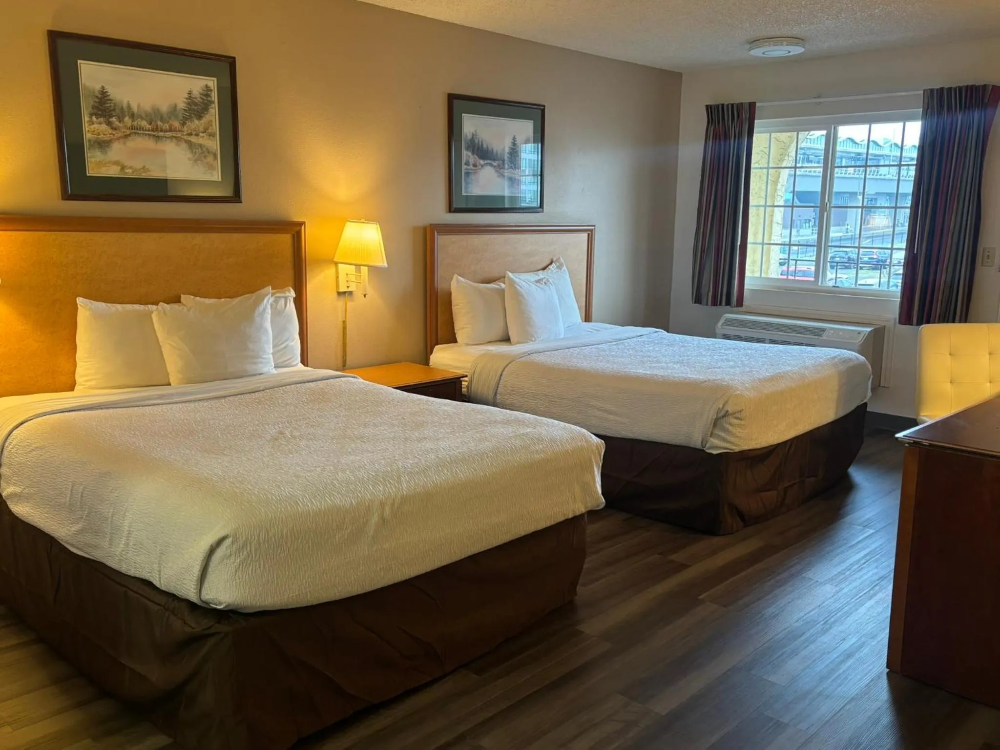 Bed in Skyway Inn - Seatac