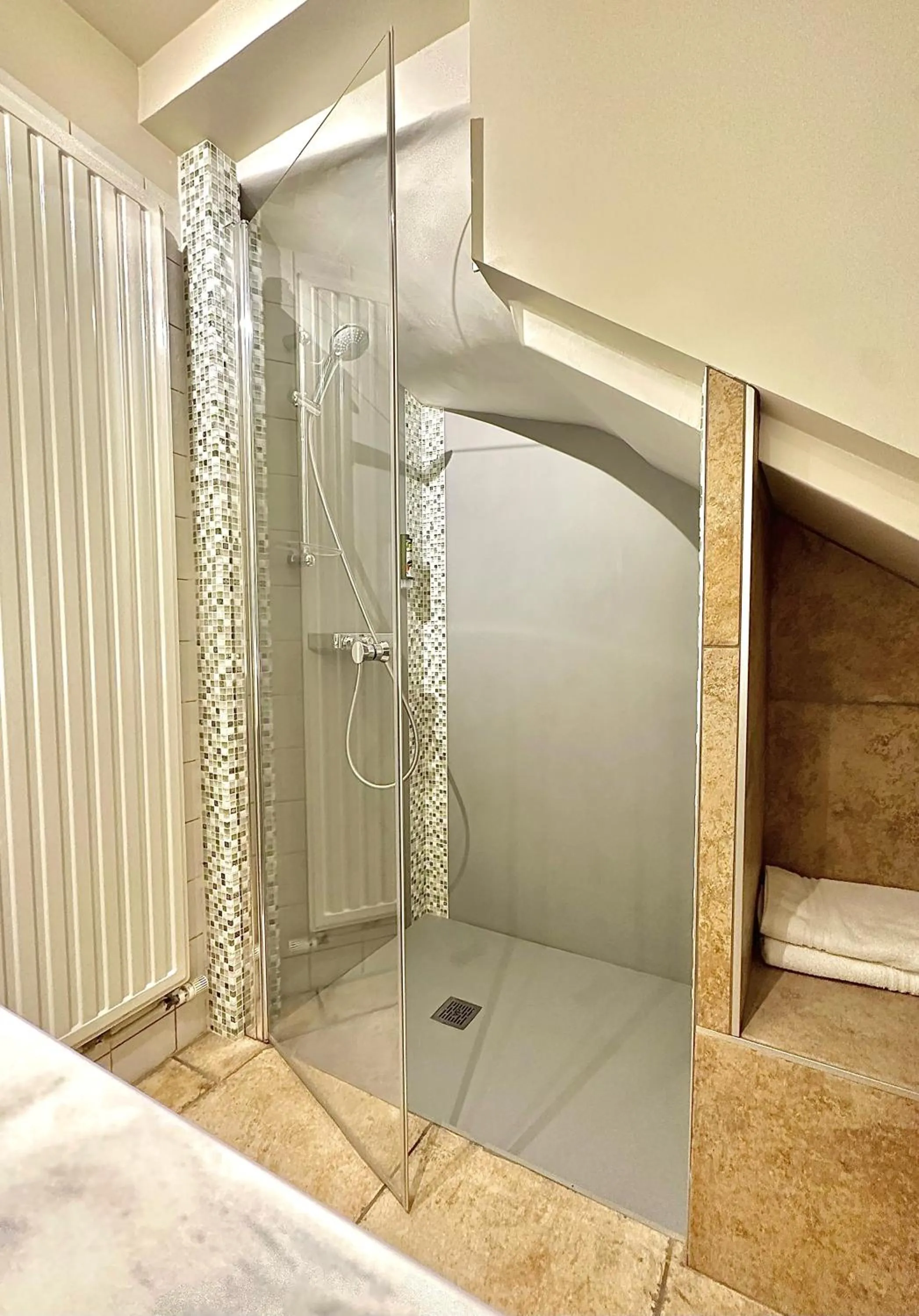 Bathroom, Bed in Hostellerie De Bretonnière - Groupe Logis Hotels