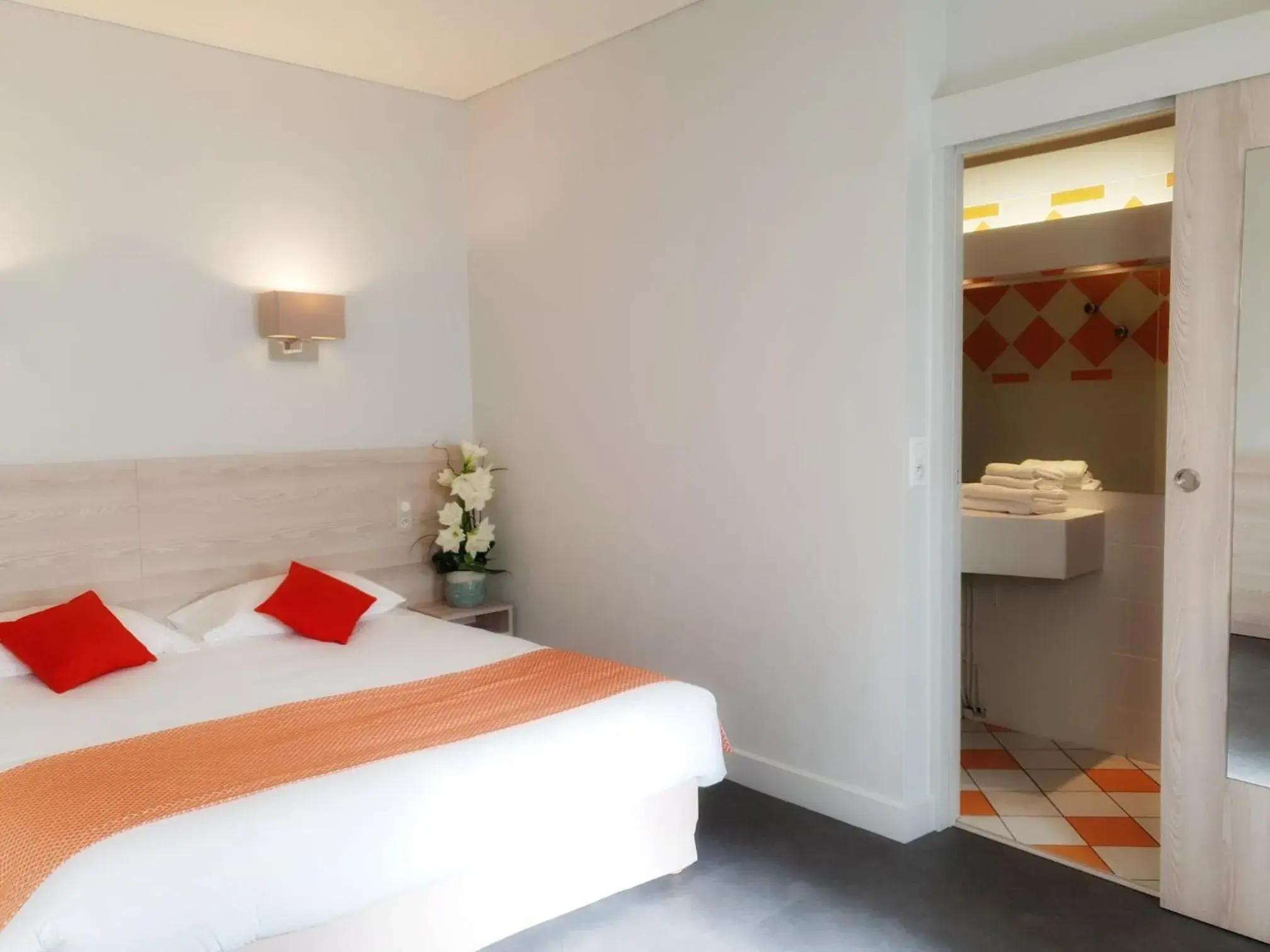 Standard Room (1 or 2 people) in Hostellerie De Bretonnière - Groupe Logis Hotels Standard Room (1 or 2 people) in Hostellerie De Bretonnière - Groupe Logis Hotels