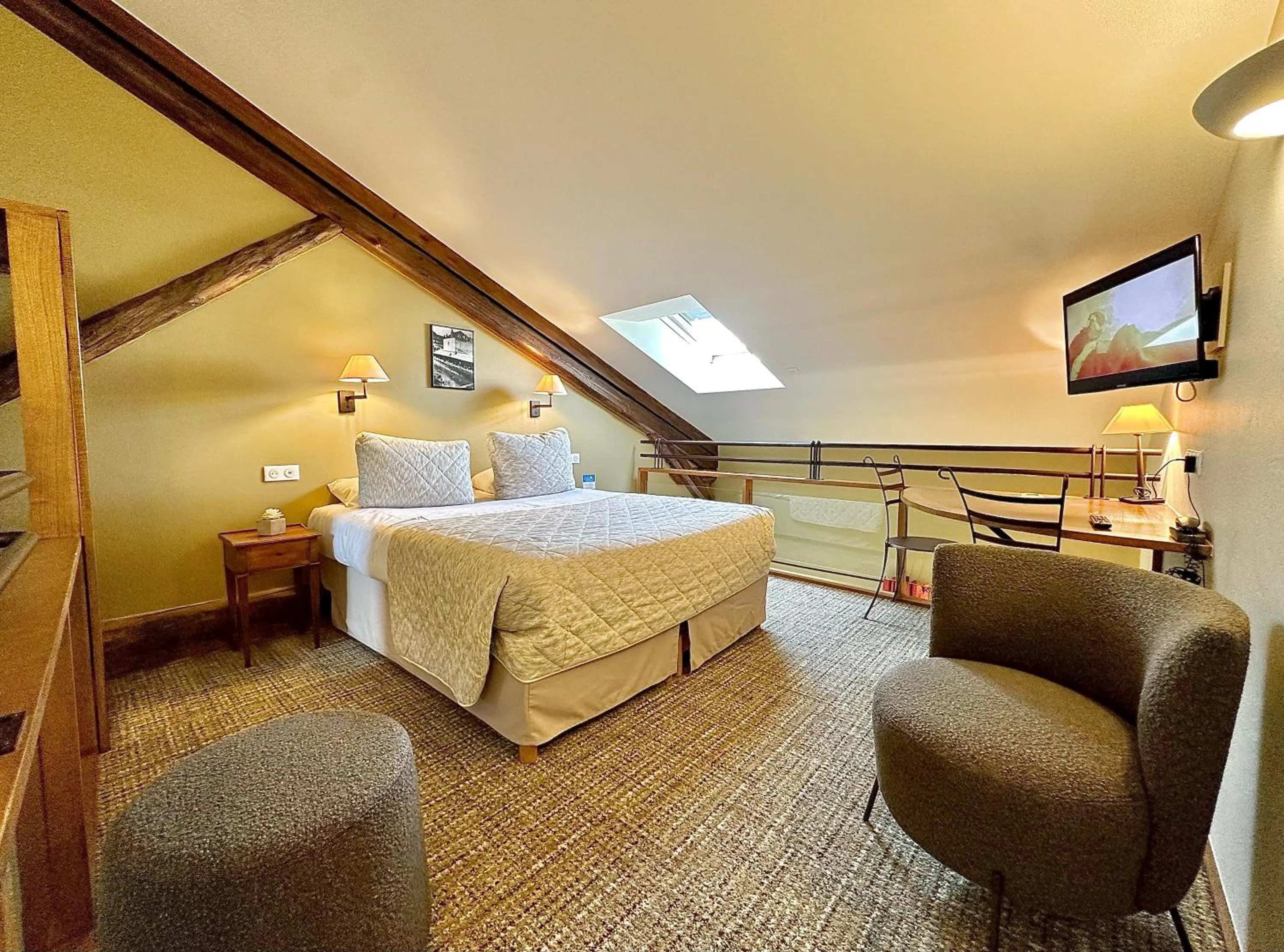 Bedroom, Bed in Hostellerie De Bretonnière - Groupe Logis Hotels