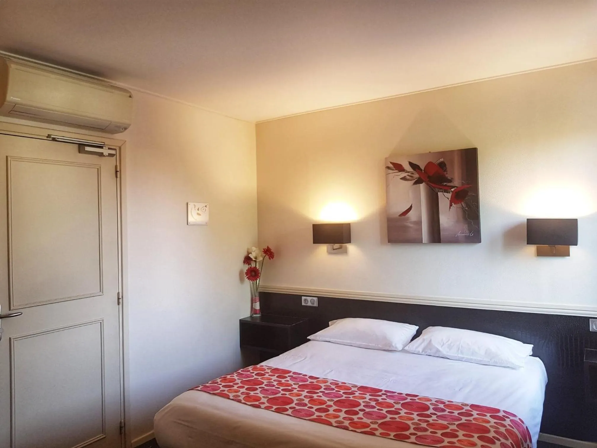 Property building, Bed in Hostellerie De Bretonnière - Groupe Logis Hotels