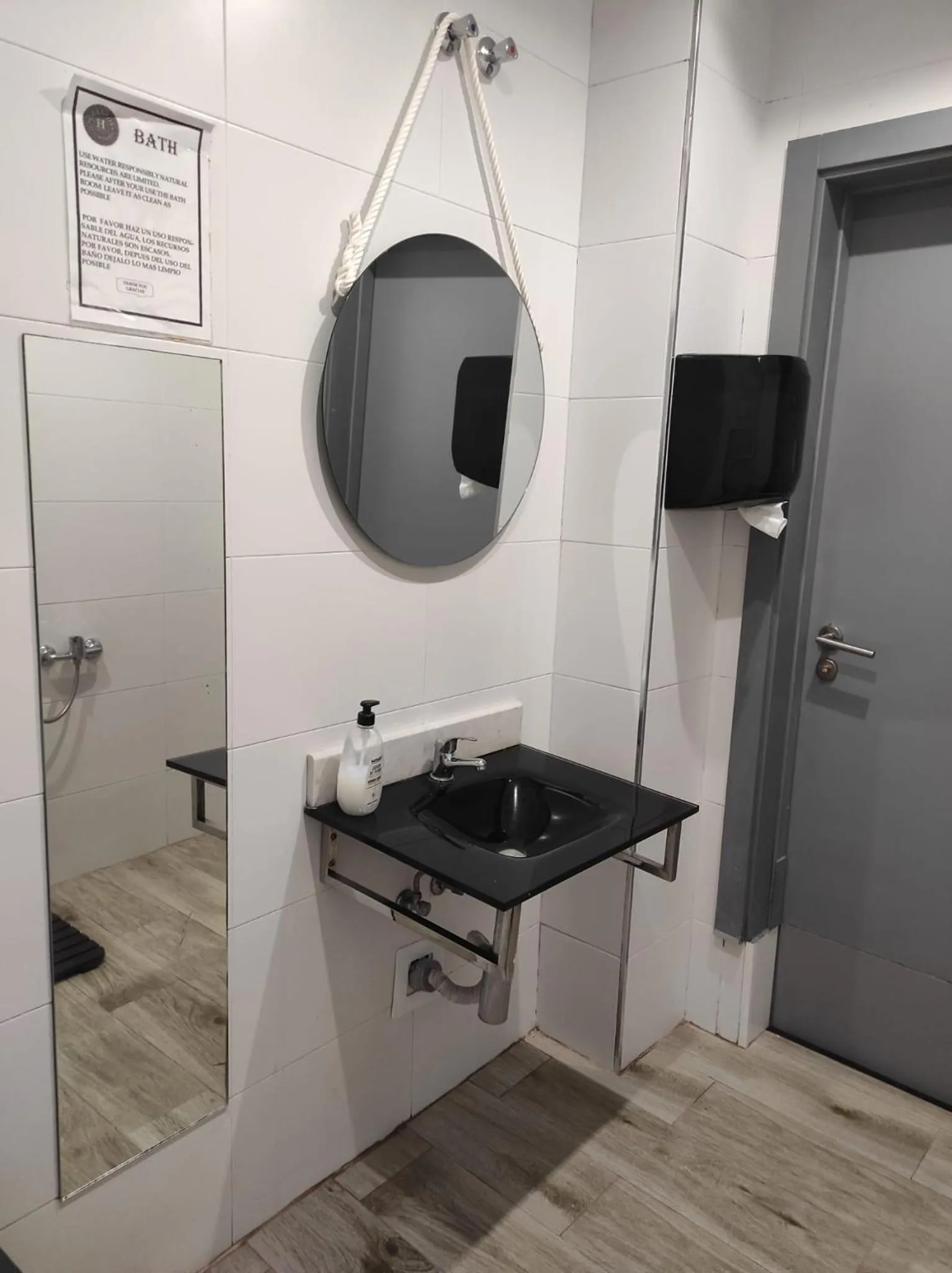 Bathroom in Granada Old Town Hostel