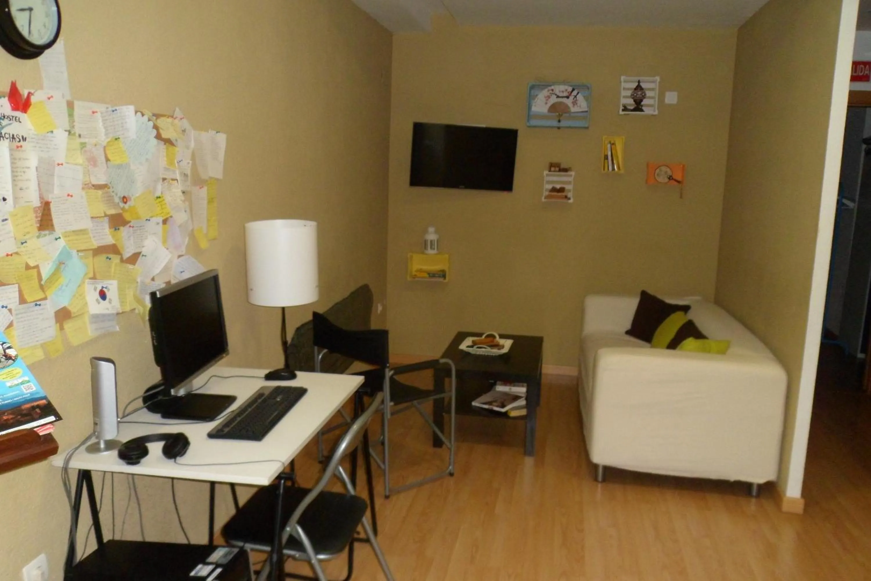 Communal lounge/ TV room in Granada Old Town Hostel