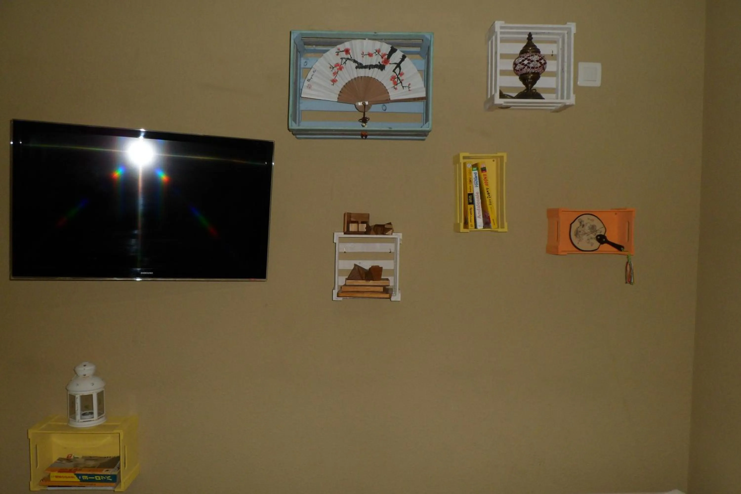 Communal lounge/ TV room in Granada Old Town Hostel