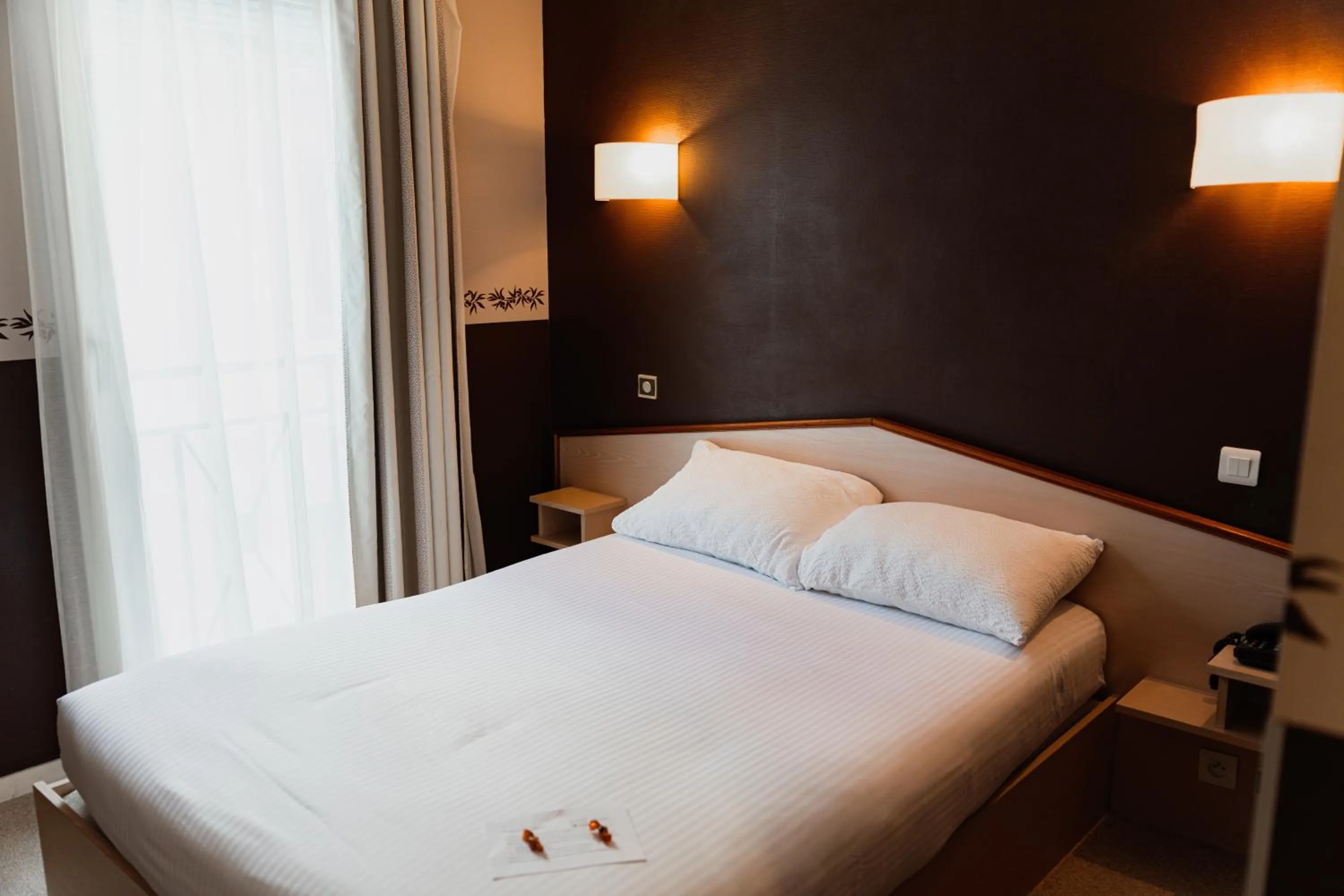 Photo of the whole room, Bed in BRIT HOTEL Le Lion d'Or CHINON