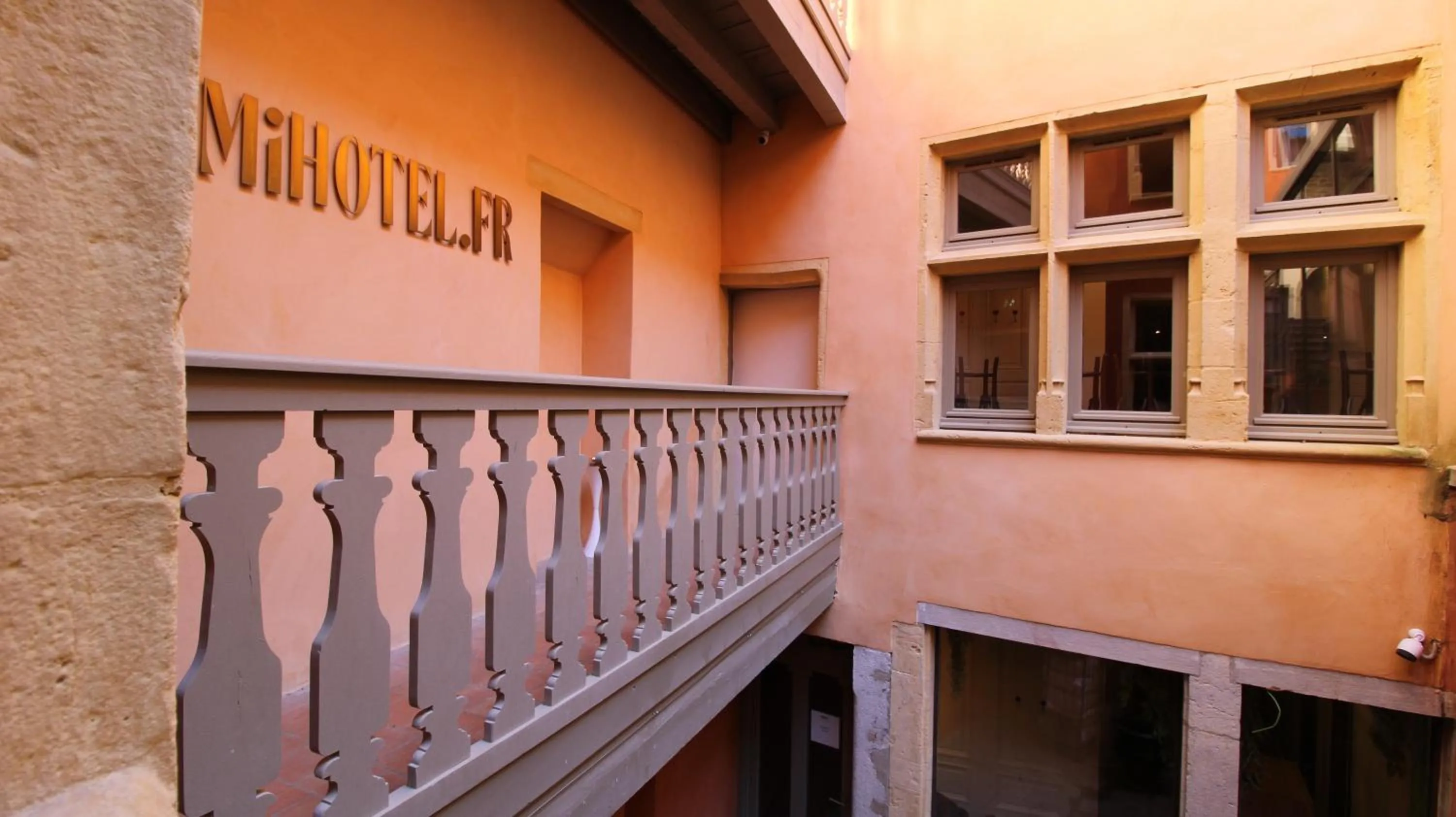 Facade/entrance in MiHotel Tour Rose