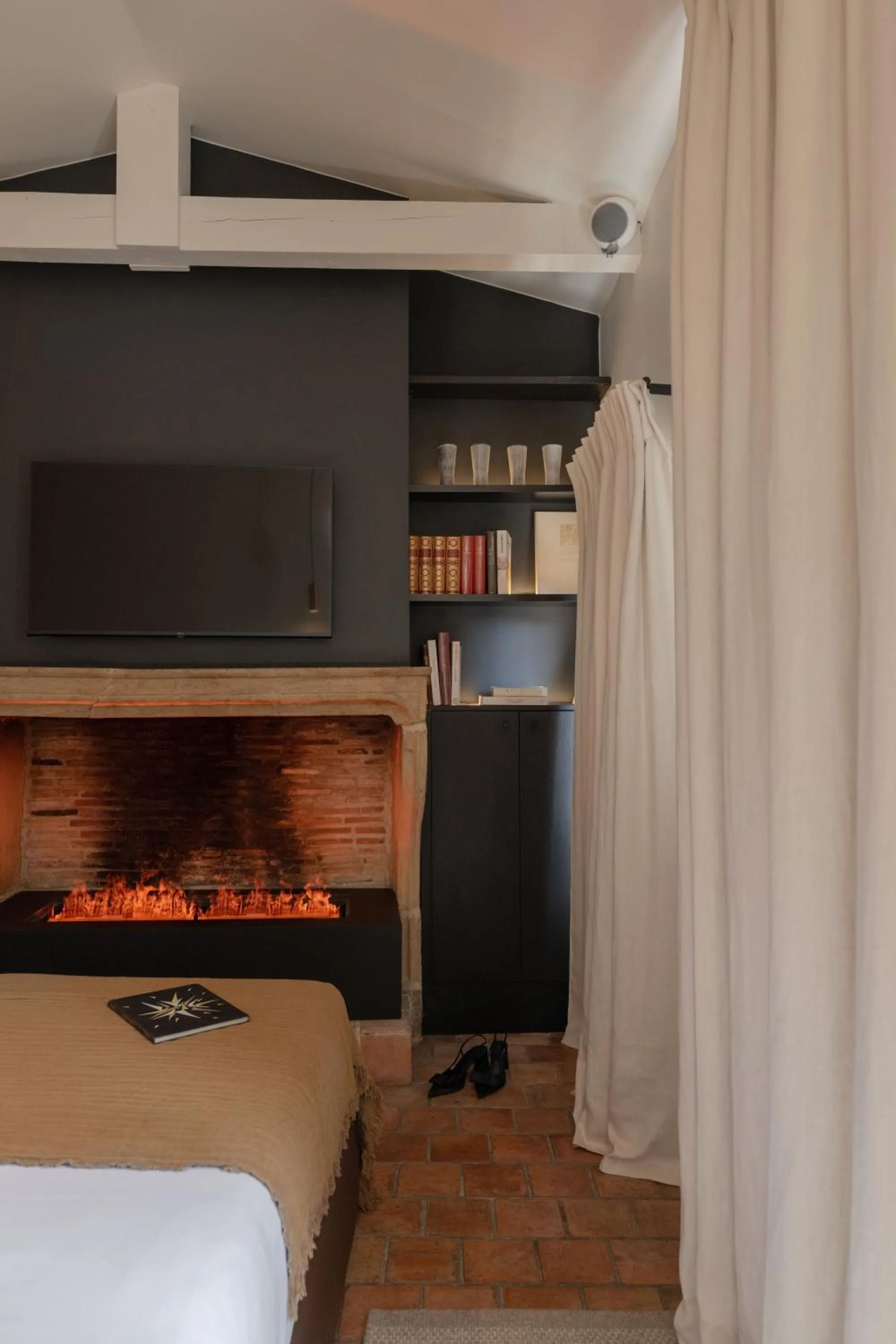 TV and multimedia, Bed in MiHotel Tour Rose