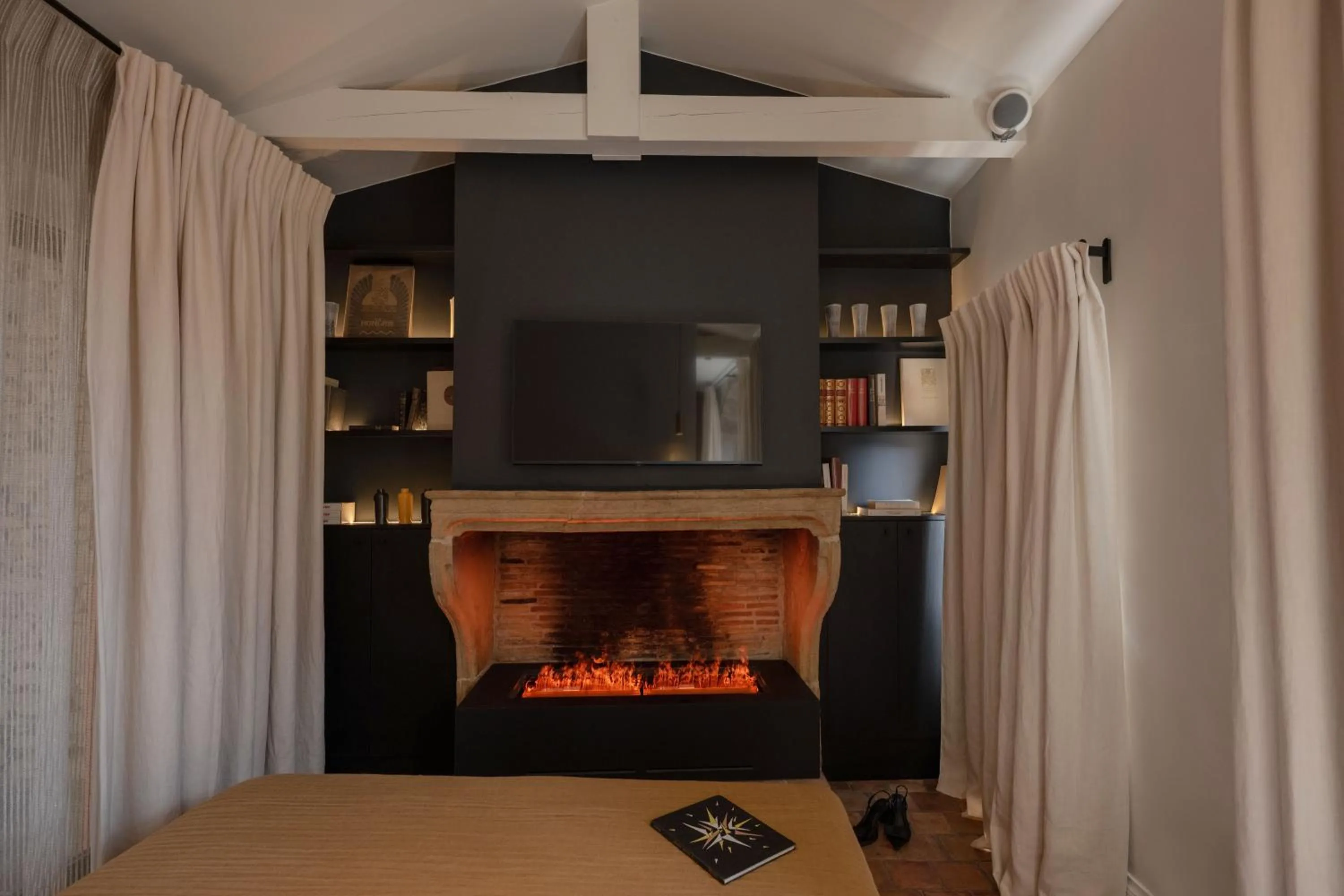 fireplace in MiHotel Tour Rose