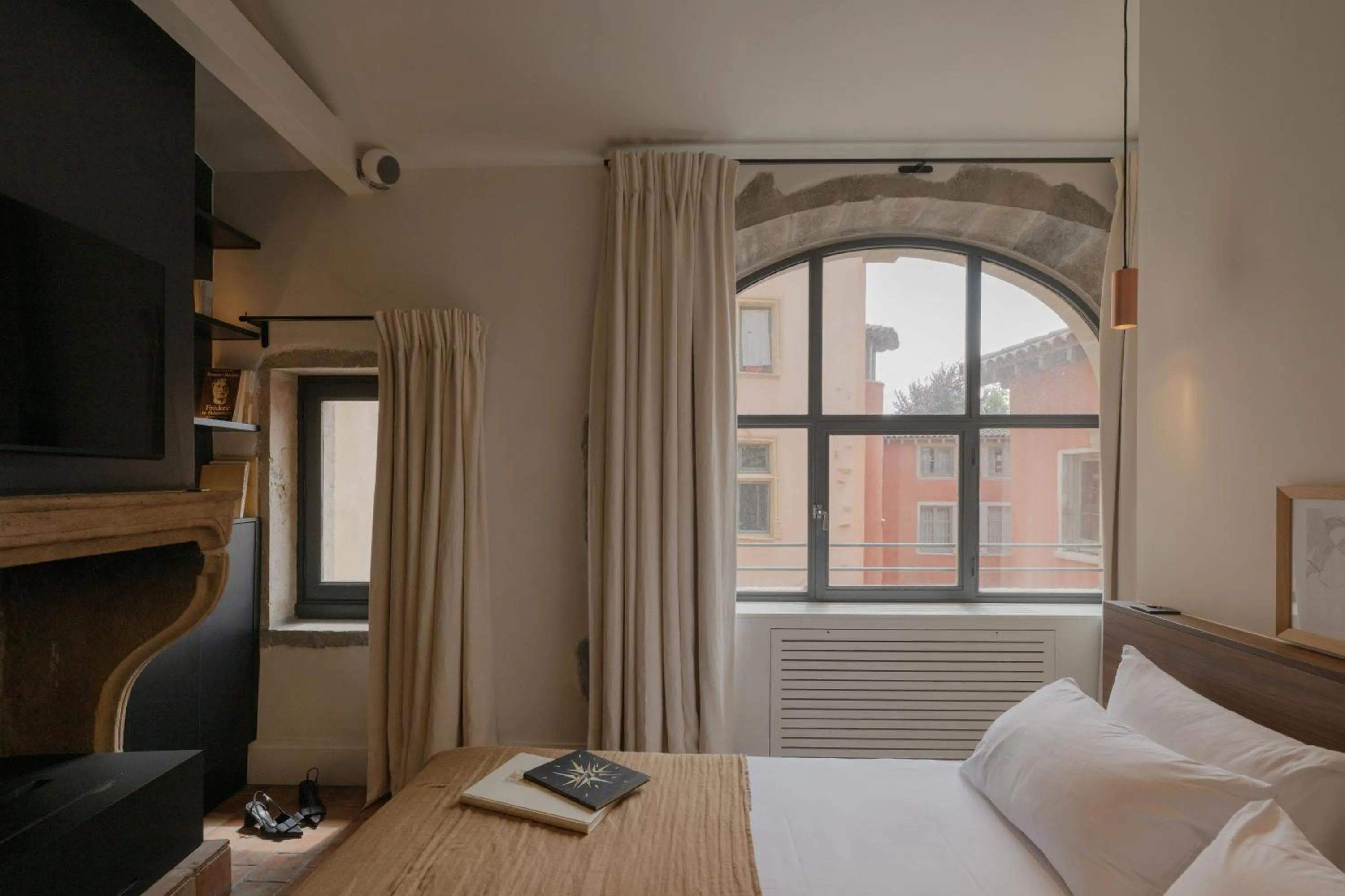 Photo of the whole room, Bed in MiHotel Tour Rose